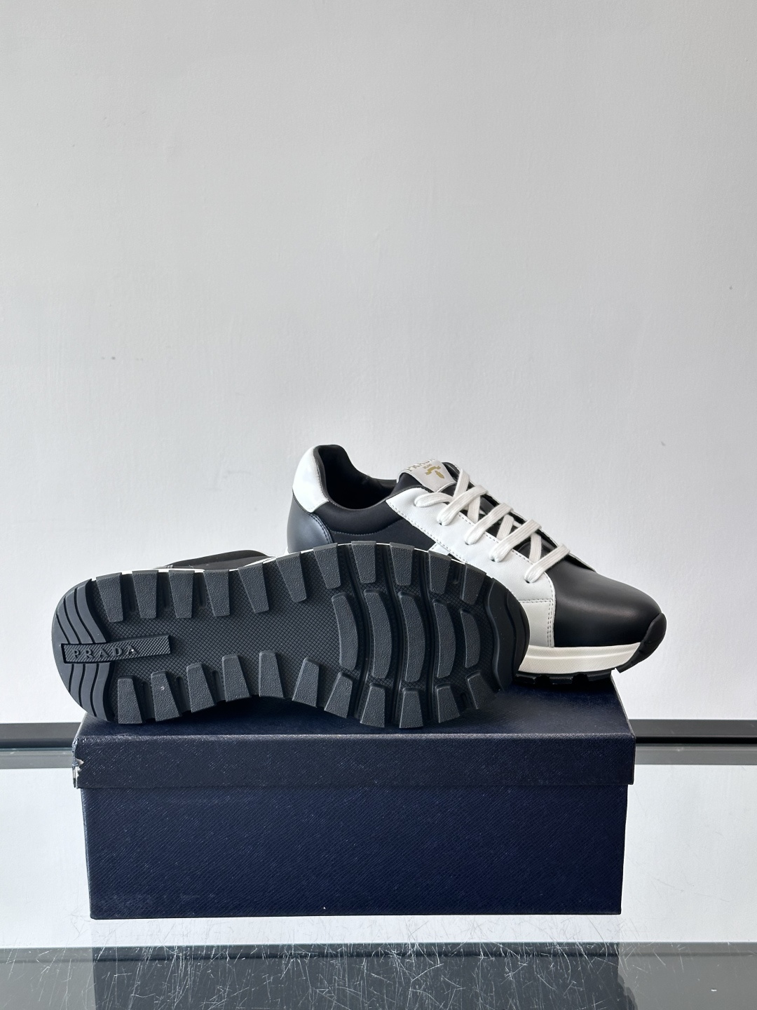 Prada 男士休闲运动鞋灵感来自经典赛车鞋，皮革+尼龙拼接，质感满分！侧面logo徽标超有辦识度，橡胶