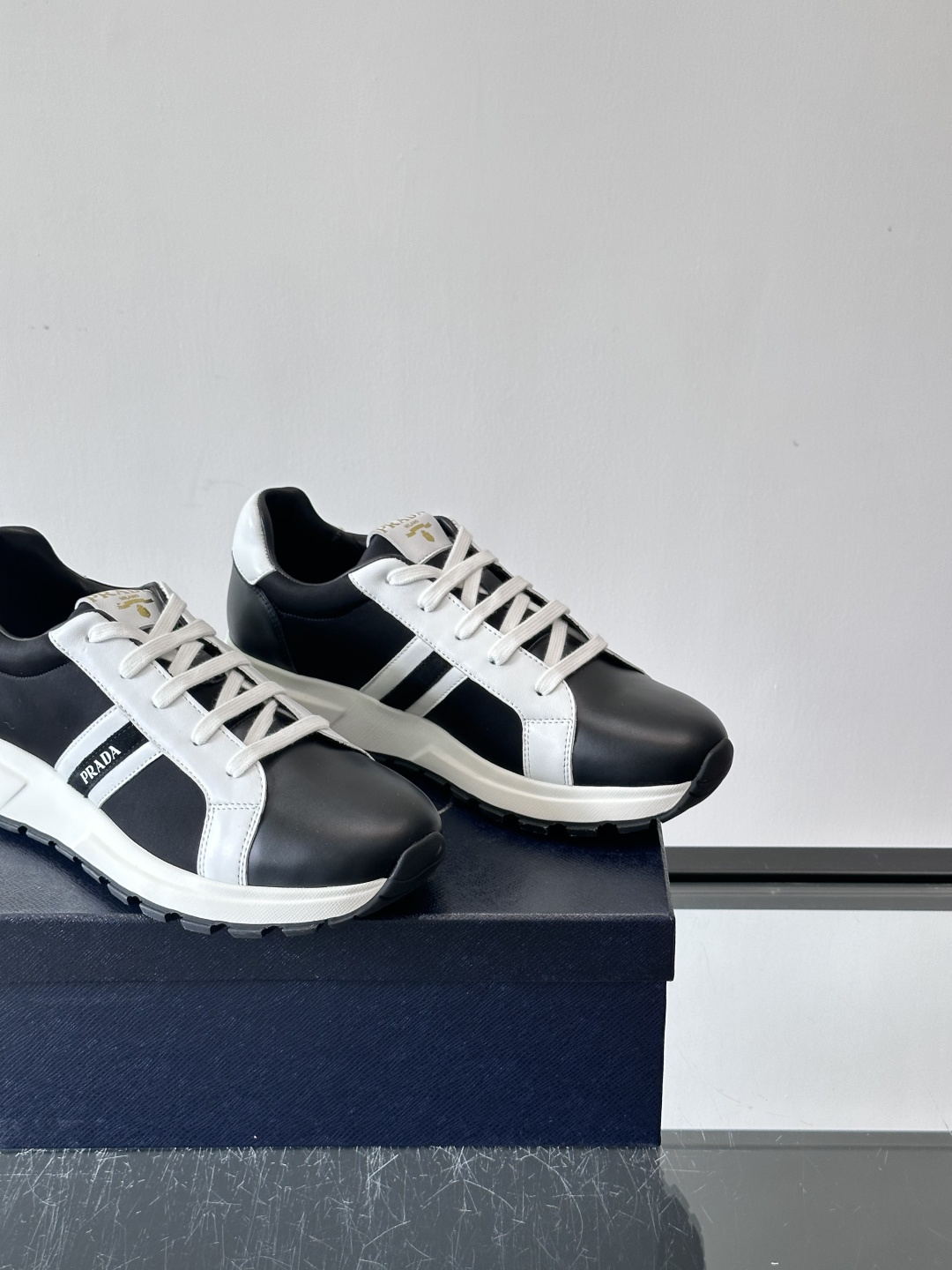 Prada 男士休闲运动鞋灵感来自经典赛车鞋，皮革+尼龙拼接，质感满分！侧面logo徽标超有辦识度，橡胶
