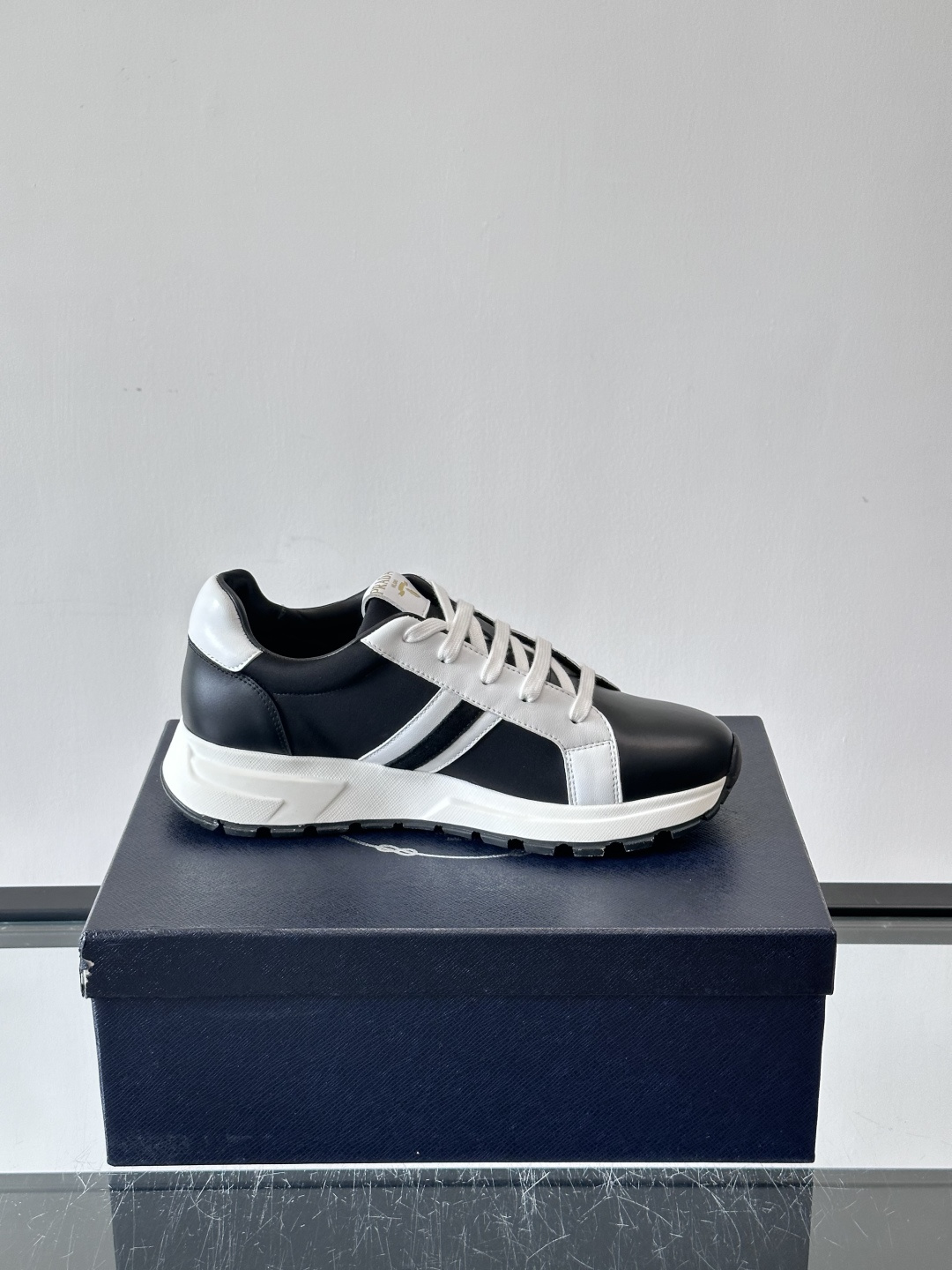 Prada 男士休闲运动鞋灵感来自经典赛车鞋，皮革+尼龙拼接，质感满分！侧面logo徽标超有辦识度，橡胶