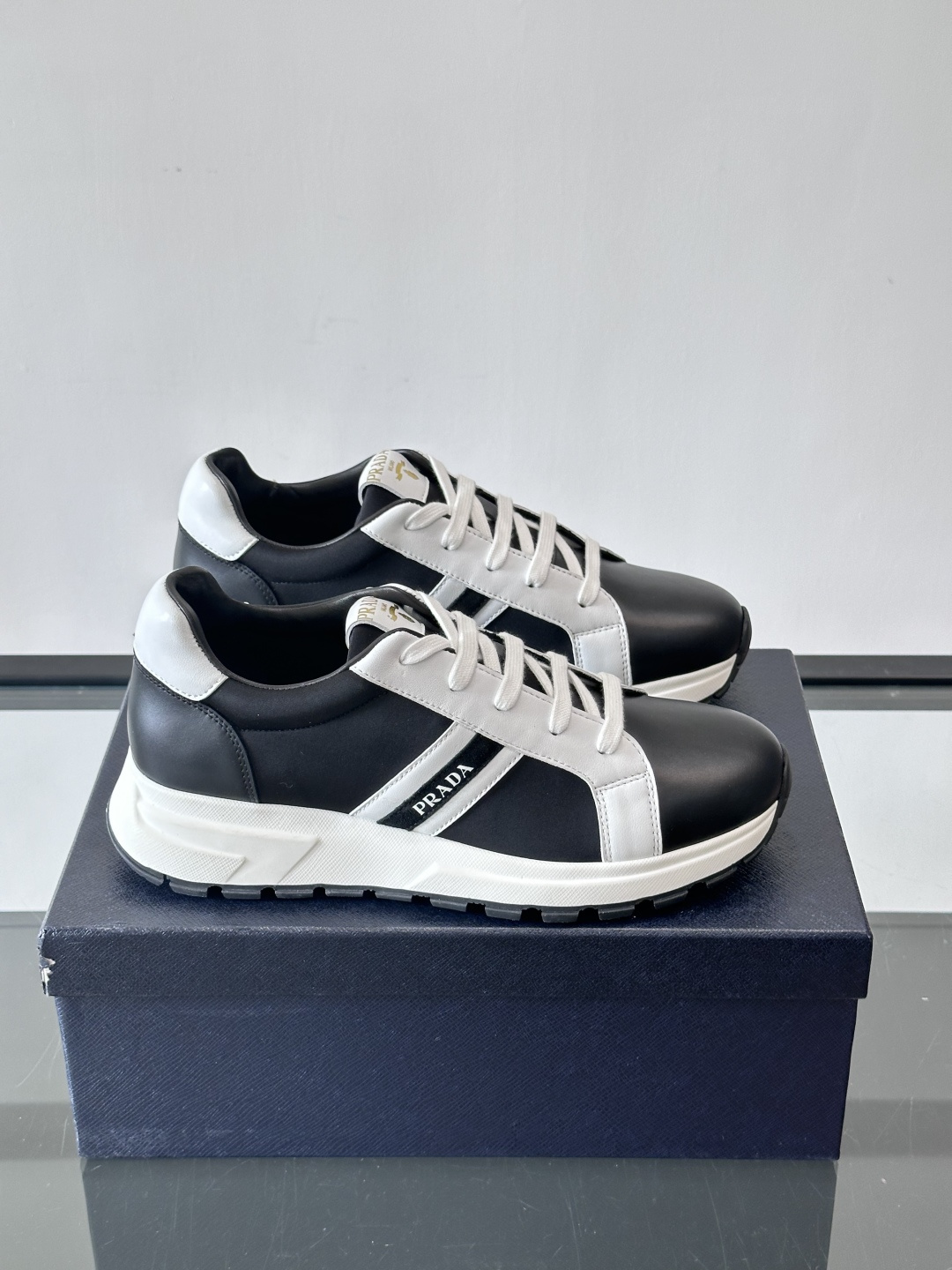 Prada 男士休闲运动鞋灵感来自经典赛车鞋，皮革+尼龙拼接，质感满分！侧面logo徽标超有辦识度，橡胶
