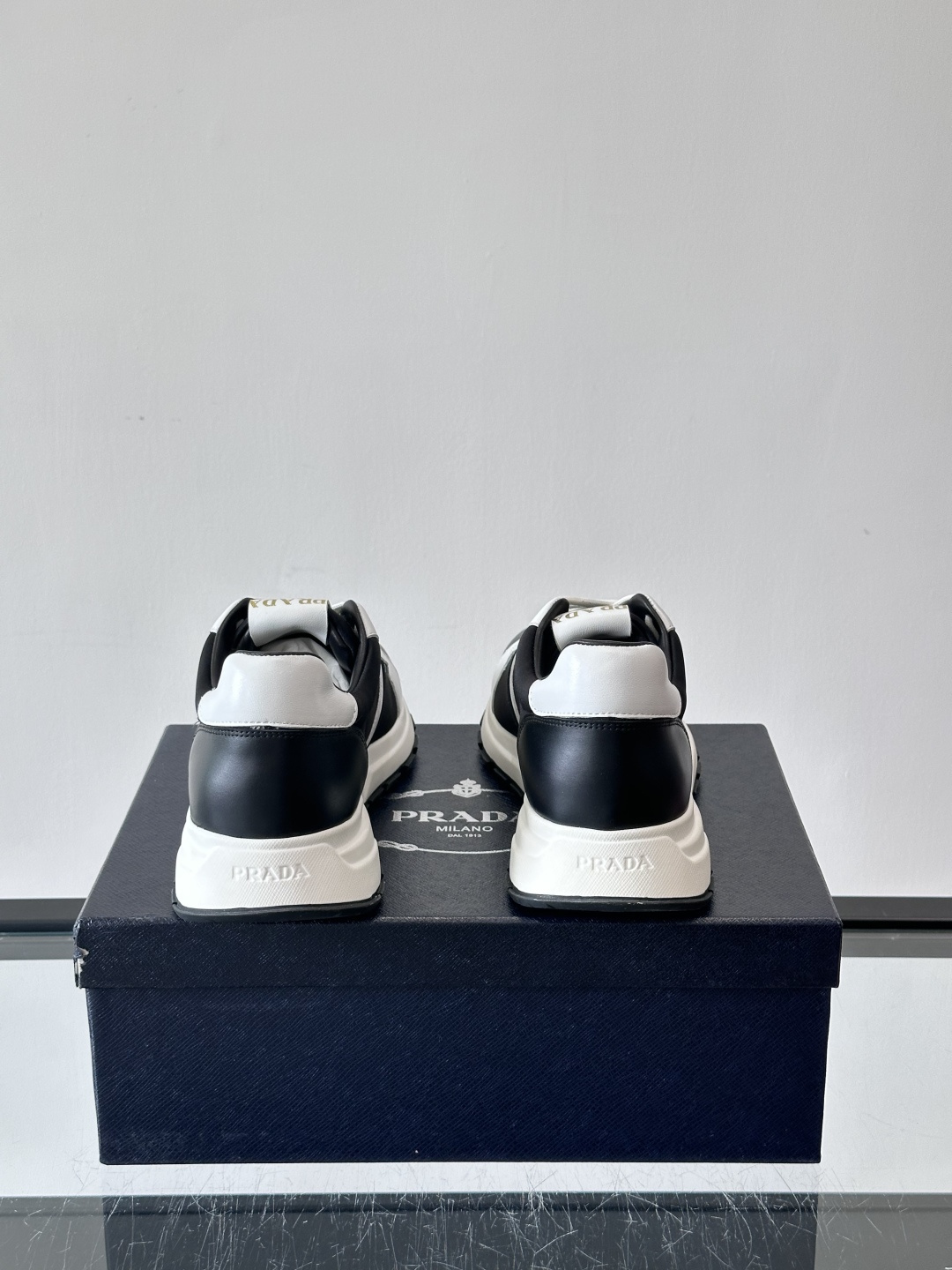 Prada 男士休闲运动鞋灵感来自经典赛车鞋，皮革+尼龙拼接，质感满分！侧面logo徽标超有辦识度，橡胶