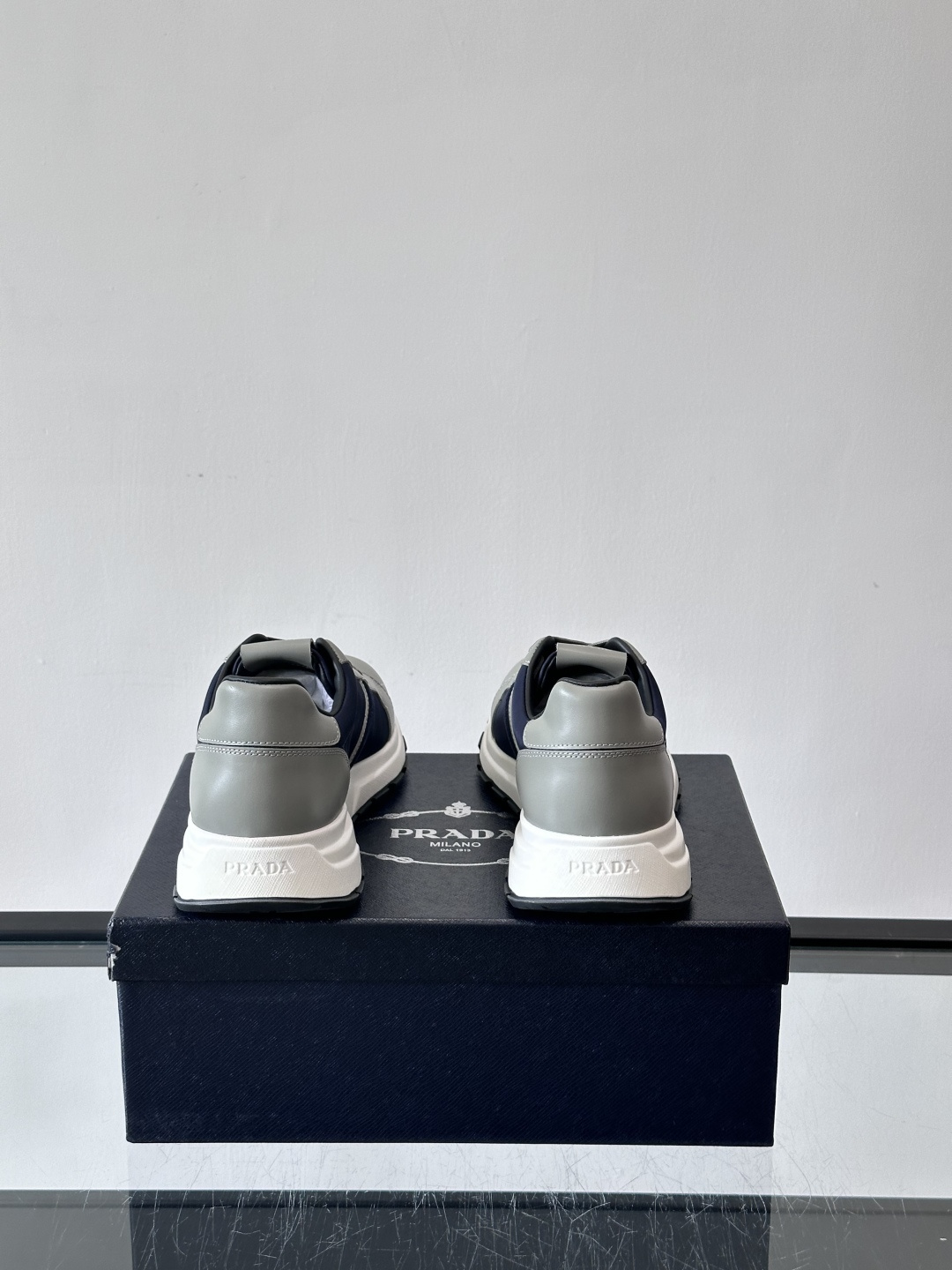 Prada 男士休闲运动鞋灵感来自经典赛车鞋，皮革+尼龙拼接，质感满分！侧面logo徽标超有辦识度，橡胶