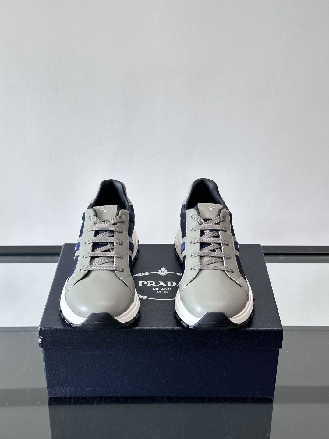 Prada 男士休闲运动鞋灵感来自经典赛车鞋，皮革+尼龙拼接，质感满分！侧面logo徽标超有辦识度，橡胶