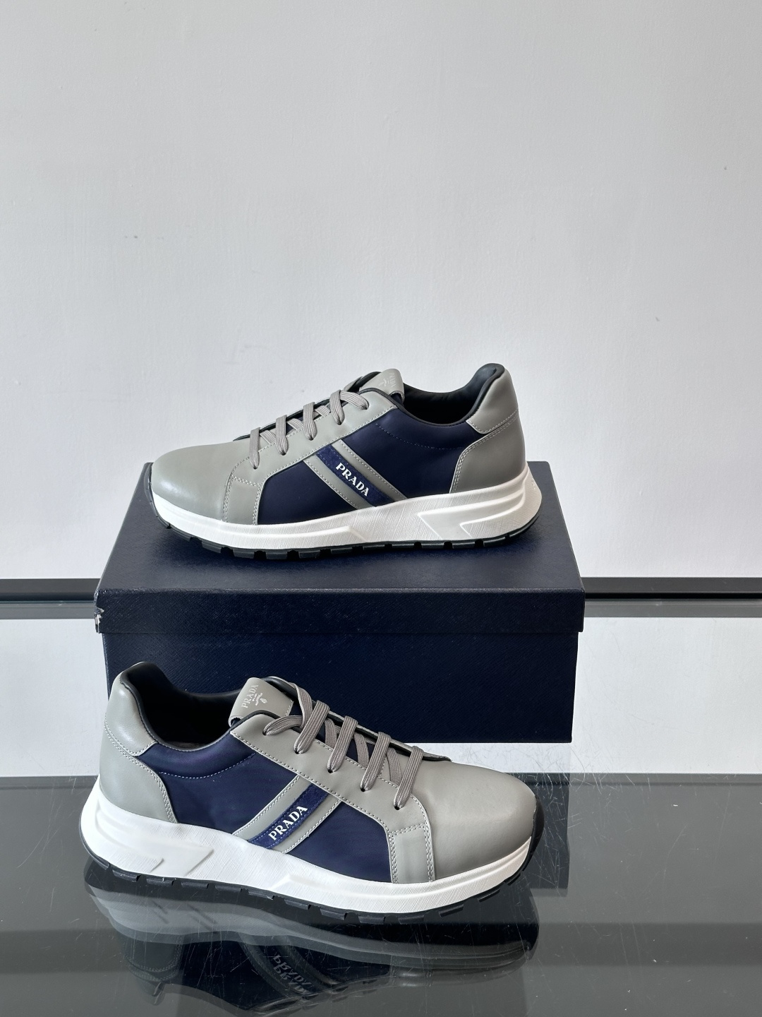 Prada 男士休闲运动鞋灵感来自经典赛车鞋，皮革+尼龙拼接，质感满分！侧面logo徽标超有辦识度，橡胶