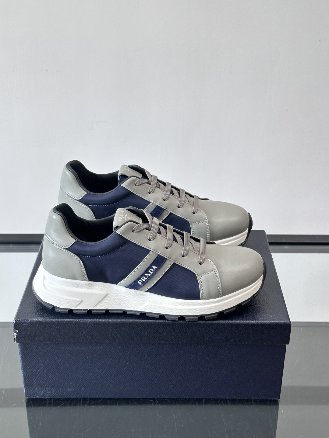 NO:604022,Prada men's casual sports shoes are inspired by classic racing shoes, with leather + nylon stitching, perfect texture! The logo on the side is very recognizable, and the rubber outsole is grippy and wear-resistant. It is OK for daily wear or light sports~ Combination of retro and modern, fashionable and comfortable, easy to control various styles, size 39-44 (customized at 38.45), Prada, prada, prada, sneakers19860909Prada 男士休闲运动鞋灵感来自经典赛车鞋,皮革+尼龙拼接,质感满分！侧面logo徽标超有辦识度,橡胶外底抓地力强又耐磨,日常穿搭或轻运动都OK~复古与现代结合,时髦又舒适,轻松驾驭各种风格 ,size39-44（38.45定做）,普拉达,prada,prada,sneakers,Men's shoes