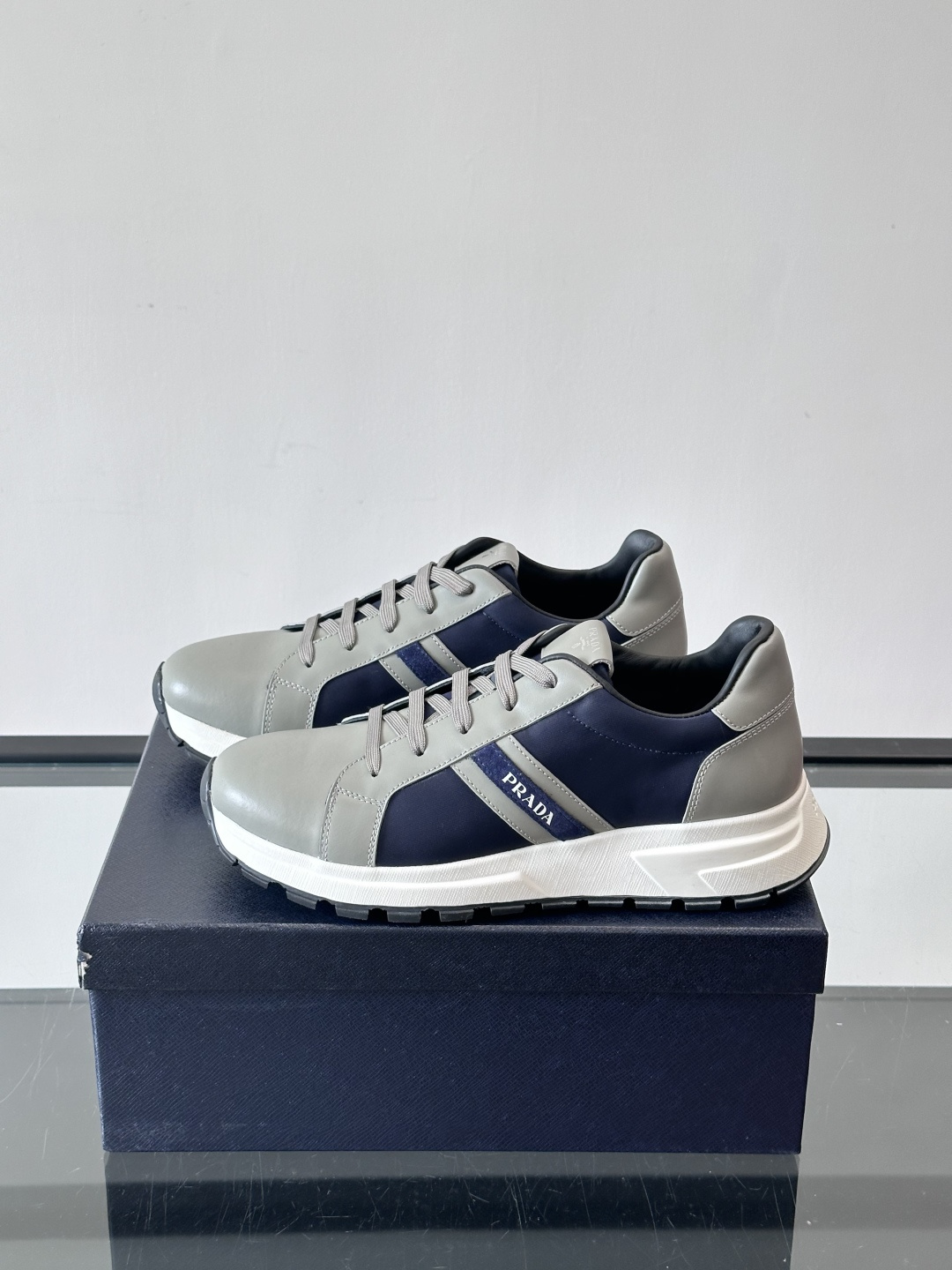 Prada 男士休闲运动鞋灵感来自经典赛车鞋，皮革+尼龙拼接，质感满分！侧面logo徽标超有辦识度，橡胶