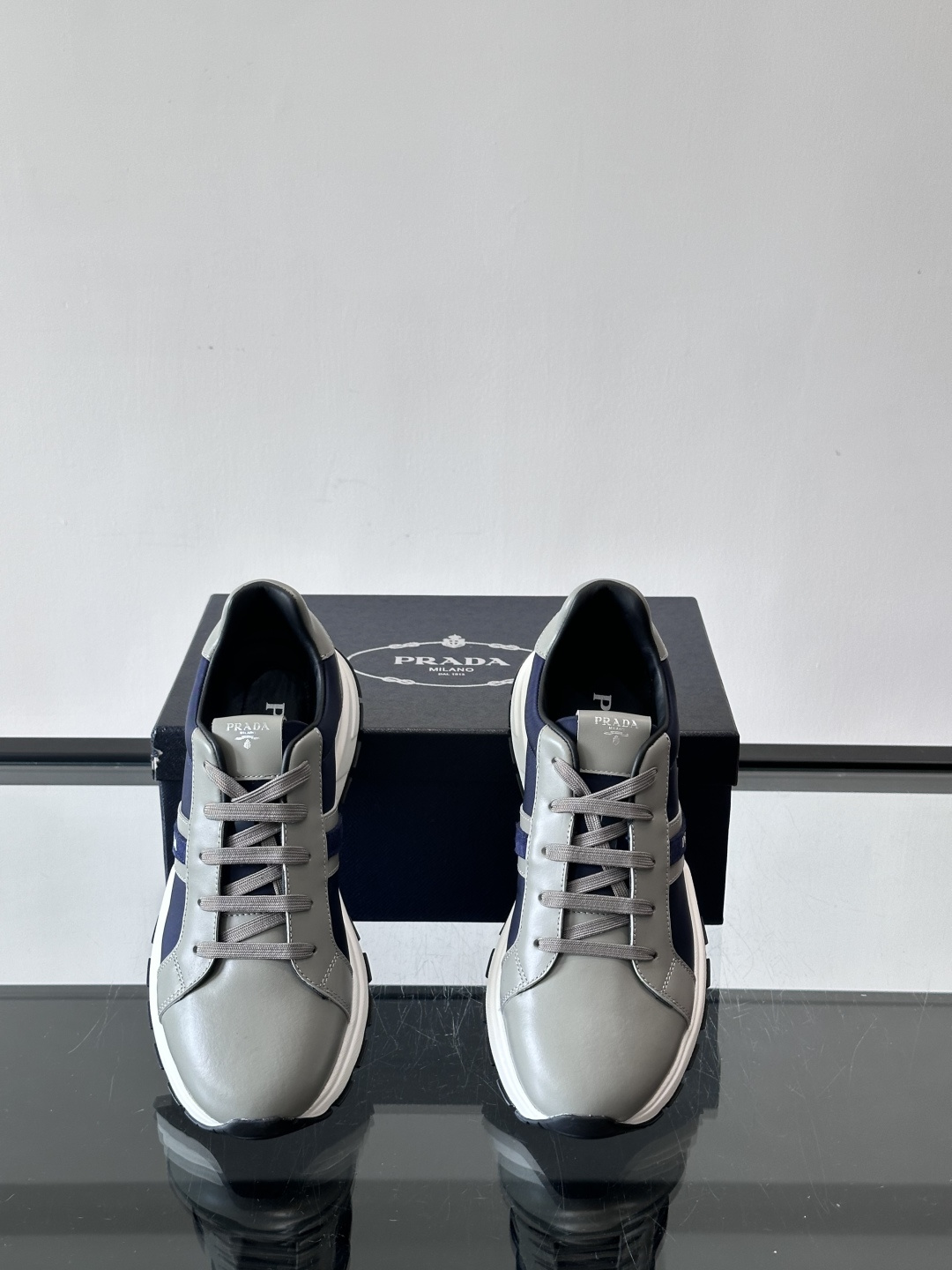 Prada 男士休闲运动鞋灵感来自经典赛车鞋，皮革+尼龙拼接，质感满分！侧面logo徽标超有辦识度，橡胶