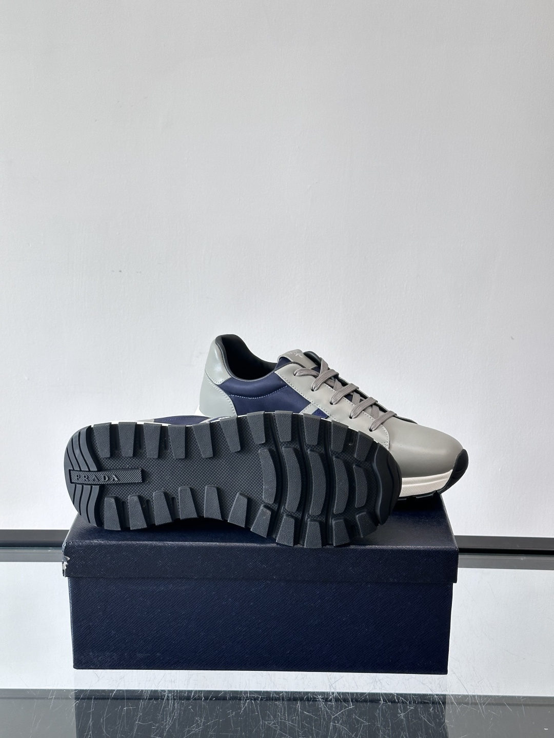 Prada 男士休闲运动鞋灵感来自经典赛车鞋，皮革+尼龙拼接，质感满分！侧面logo徽标超有辦识度，橡胶
