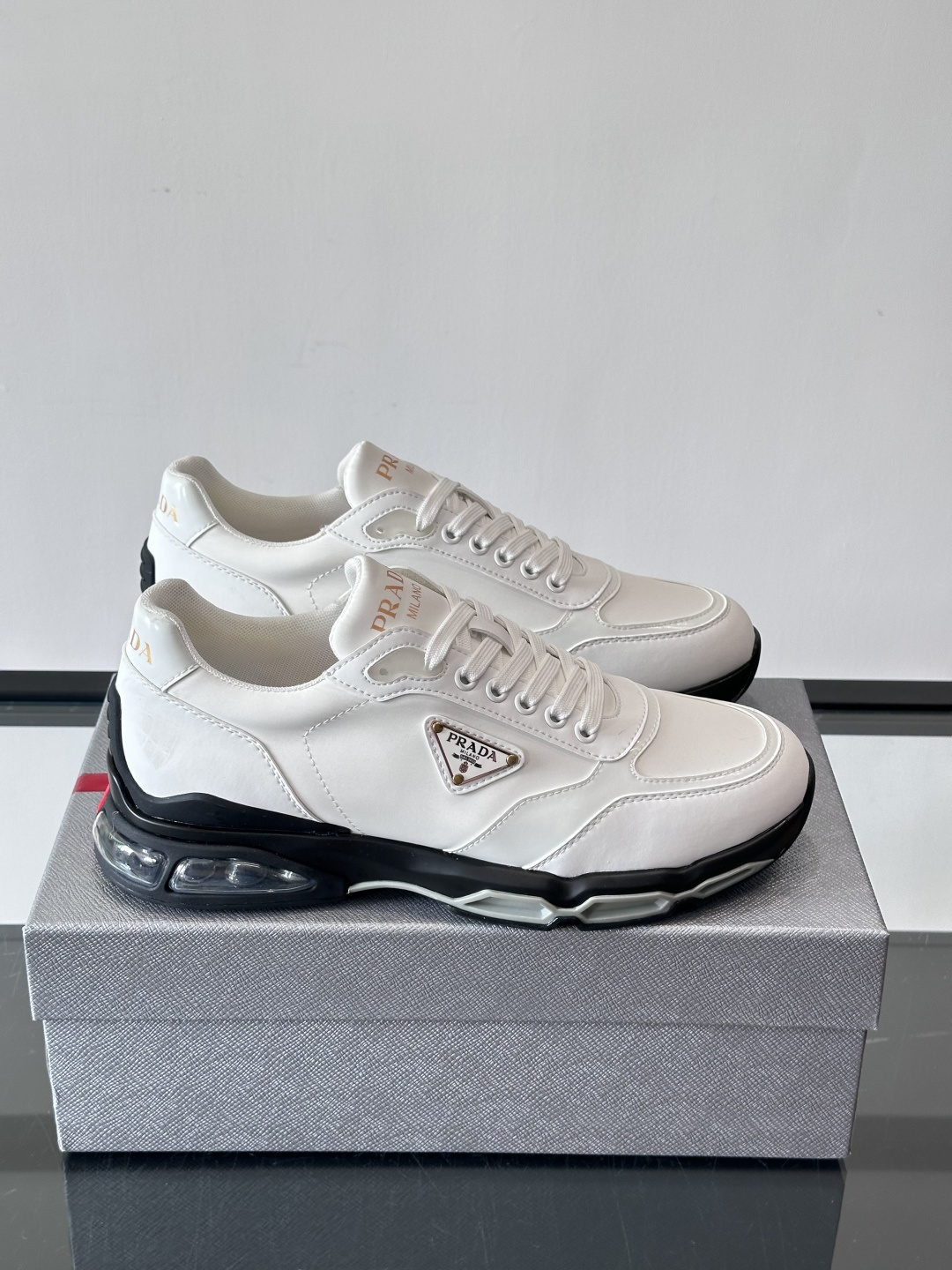 NO:604019,Prada's most popular men's sports shoes, avant-garde and versatile fashionable men's shoes, are privately molded and stitched with cowhide surfaces. Fashionable and simple, with original imported cowhide lining and cowhide feet; the atmosphere, personality, trendiness, eye-catching, and pursuit of class will subvert old ideas and be a must-have for fashionistas who want to spend time with you! Must keep them for yourself! High-end comfort and low-end, high-end quality workmanship.  , size38-45 (46 customized), Prada, prada, prada, sneakers, cowhide19860909普拉达Prada爆款男士运动鞋,前卫百搭时尚男鞋私版开模,牛皮面拼接.时尚干脆、原版进口牛皮内里牛皮垫脚；大气个性更潮更抢眼更追求档次,它将颠覆旧念,与您共度时尚潮人必备! 必自留 ! 高大上的舒适大低,高端品质做工. ,size38-45（46定制）,普拉达,prada,prada,sneakers,cowhide,Men's shoes