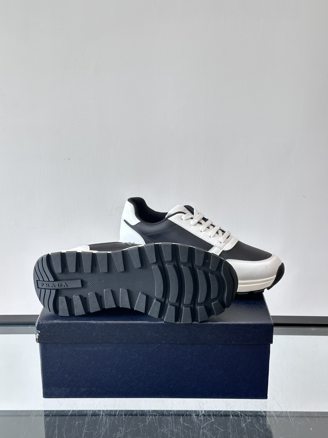 Prada 男士运动休闲鞋这款Prada男士运动休闲鞋👟配色超经典，简约又时髦！鞋面用牛皮革+织物，穿着