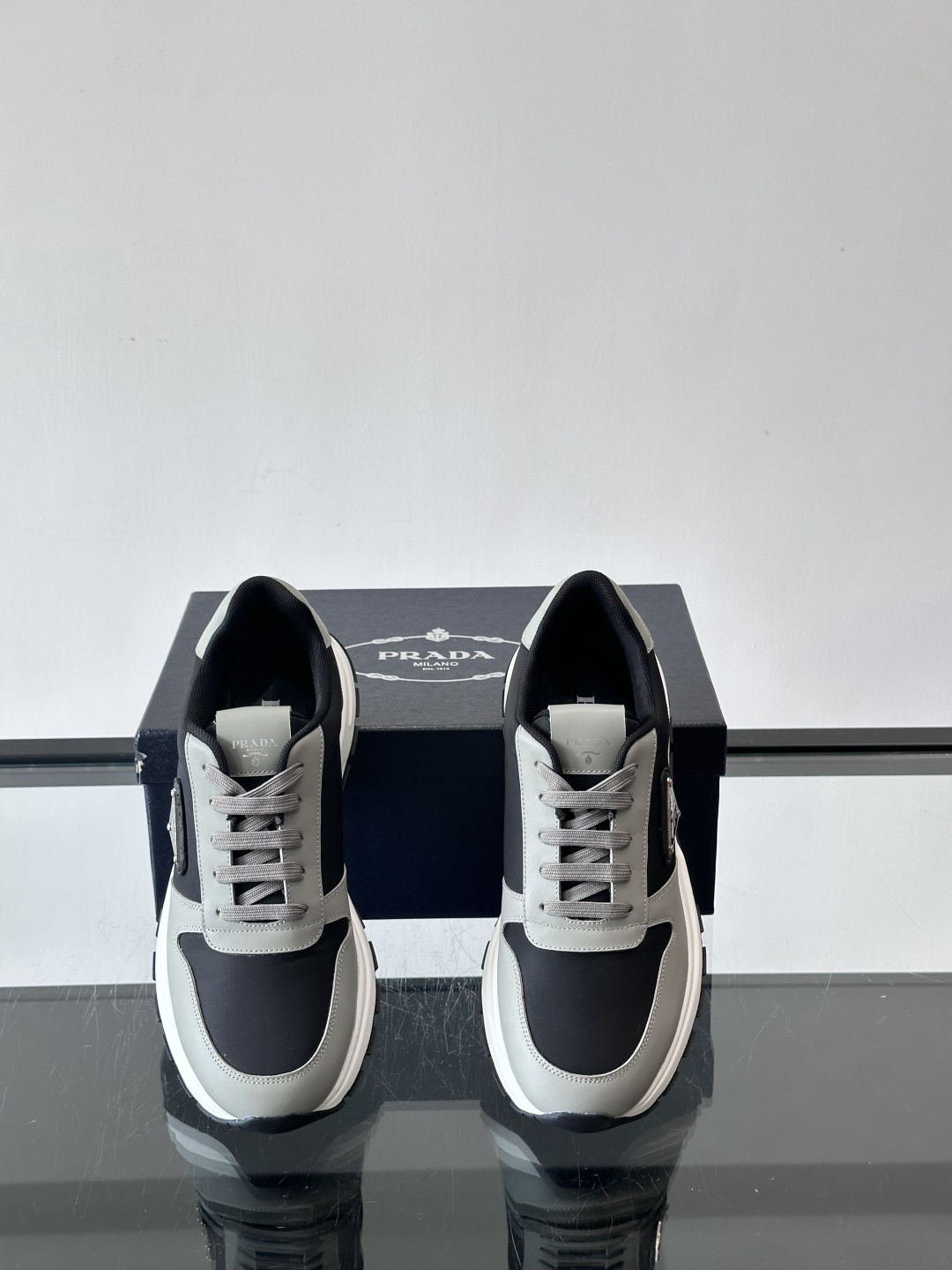 Prada 男士运动休闲鞋这款Prada男士运动休闲鞋👟配色超经典，简约又时髦！鞋面用牛皮革+织物，穿着