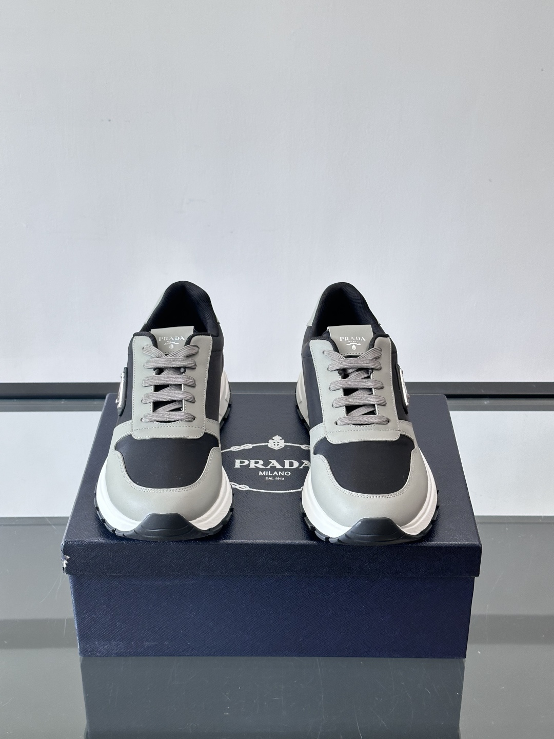 Prada 男士运动休闲鞋这款Prada男士运动休闲鞋👟配色超经典，简约又时髦！鞋面用牛皮革+织物，穿着