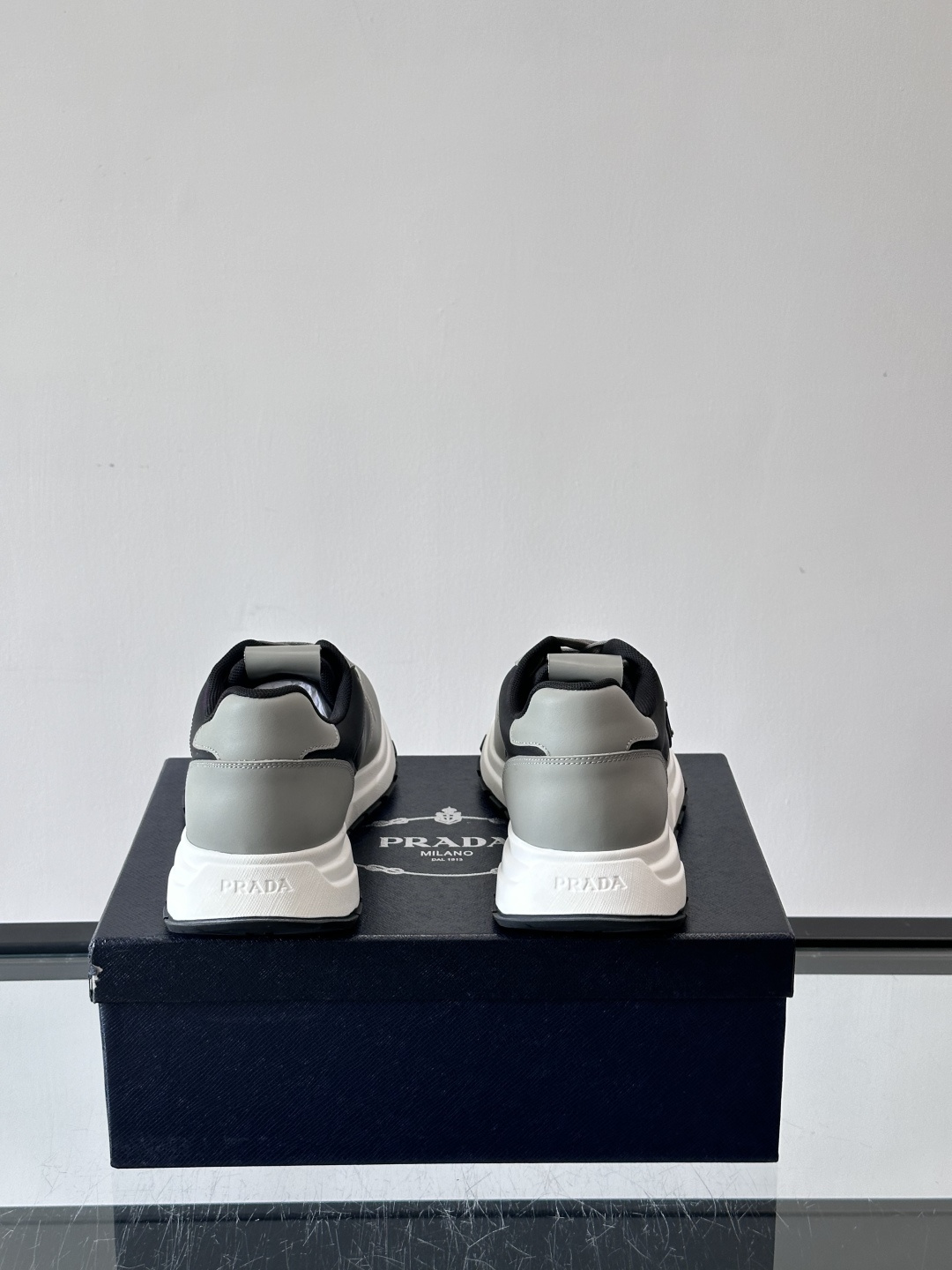 Prada 男士运动休闲鞋这款Prada男士运动休闲鞋👟配色超经典，简约又时髦！鞋面用牛皮革+织物，穿着