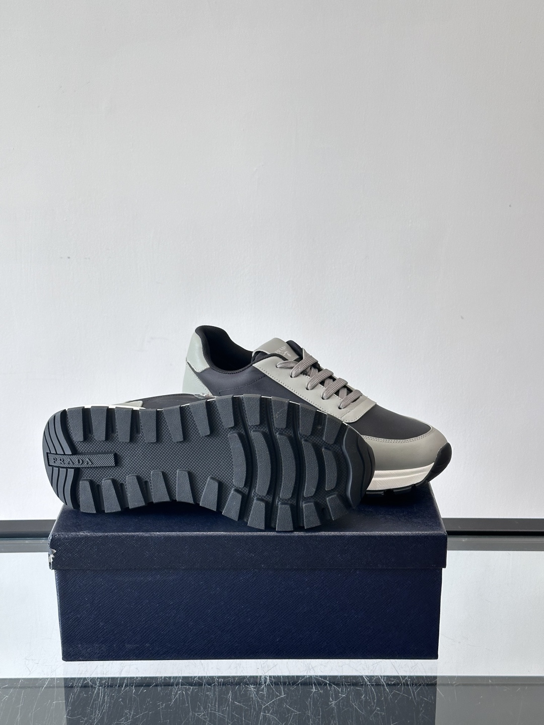 Prada 男士运动休闲鞋这款Prada男士运动休闲鞋👟配色超经典，简约又时髦！鞋面用牛皮革+织物，穿着