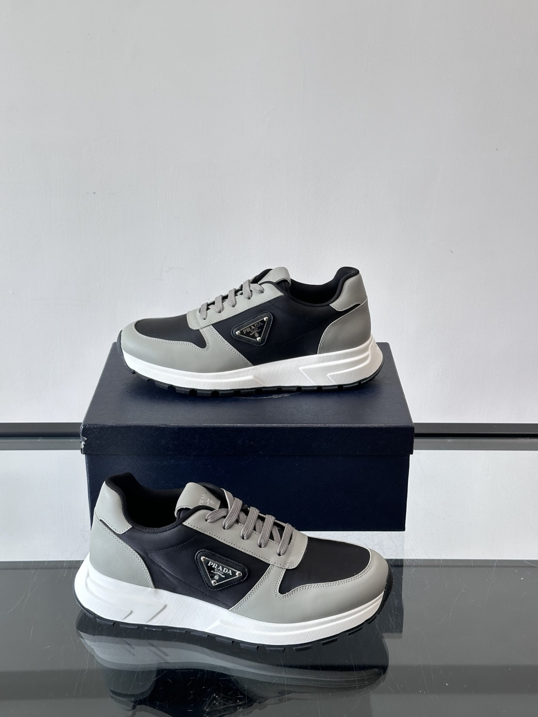 Prada 男士运动休闲鞋这款Prada男士运动休闲鞋👟配色超经典，简约又时髦！鞋面用牛皮革+织物，穿着