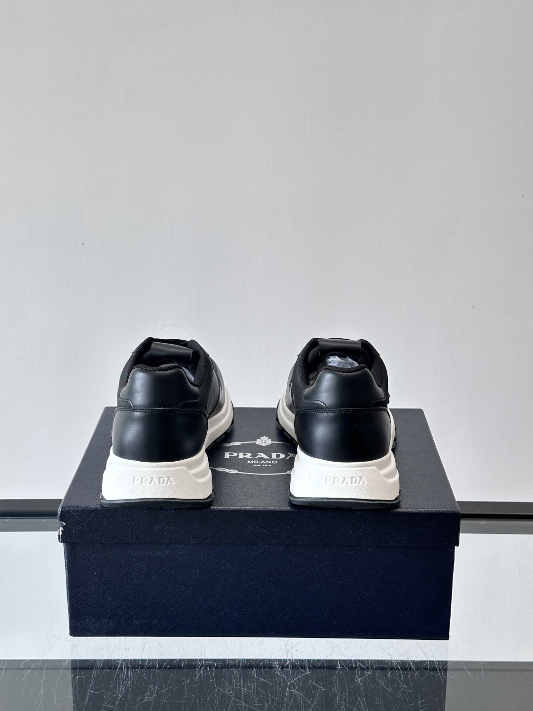 Prada 男士运动休闲鞋这款Prada男士运动休闲鞋👟配色超经典，简约又时髦！鞋面用牛皮革+织物，穿着