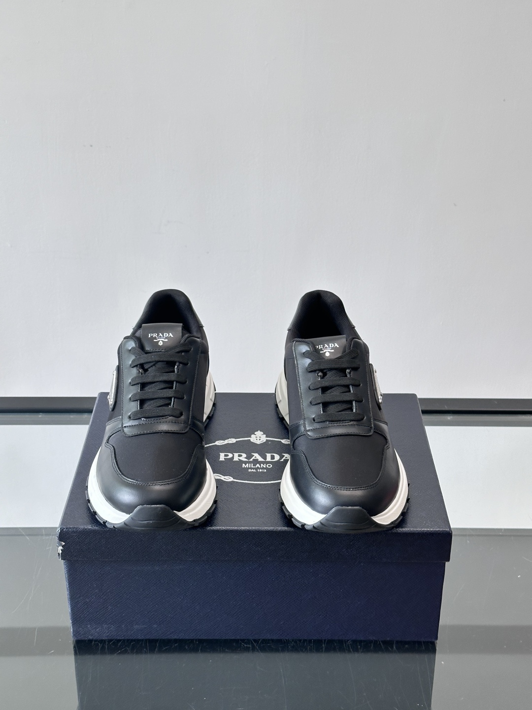 Prada 男士运动休闲鞋这款Prada男士运动休闲鞋👟配色超经典，简约又时髦！鞋面用牛皮革+织物，穿着