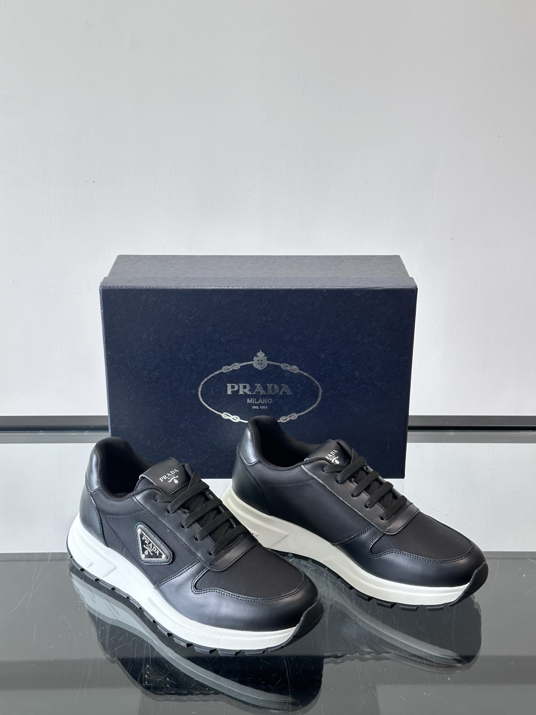 Prada 男士运动休闲鞋这款Prada男士运动休闲鞋👟配色超经典，简约又时髦！鞋面用牛皮革+织物，穿着