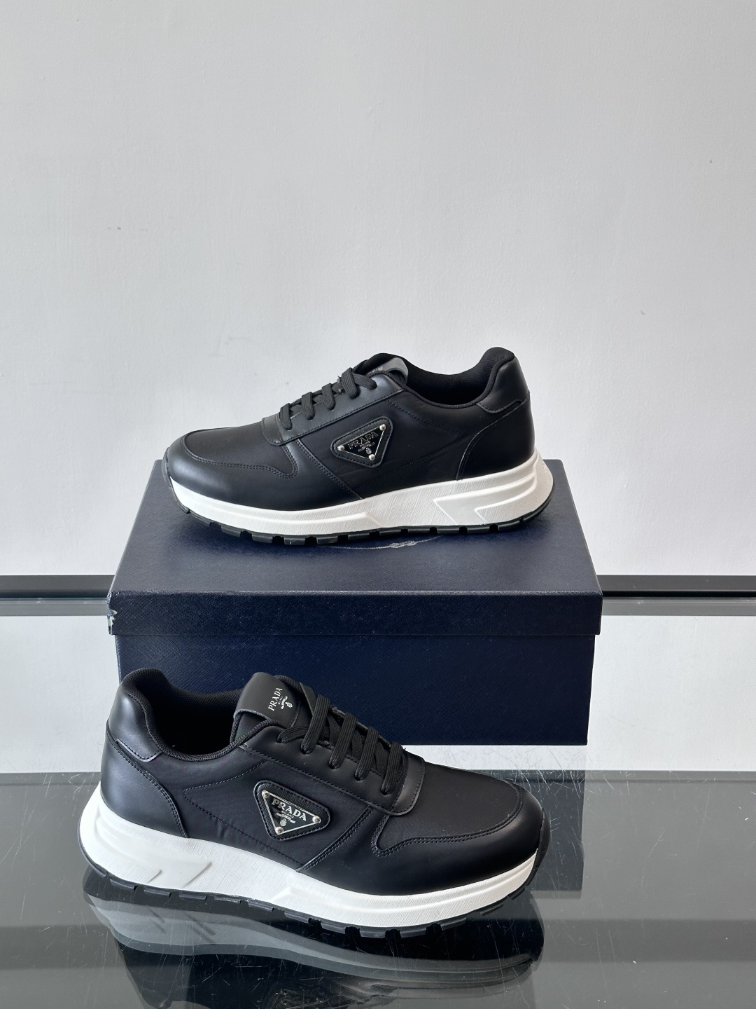 Prada 男士运动休闲鞋这款Prada男士运动休闲鞋👟配色超经典，简约又时髦！鞋面用牛皮革+织物，穿着