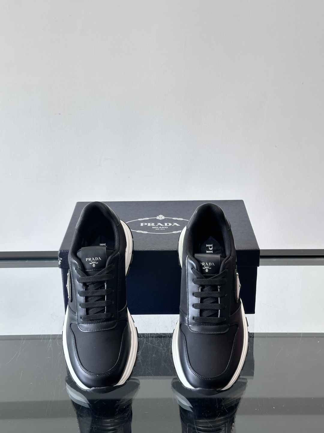 Prada 男士运动休闲鞋这款Prada男士运动休闲鞋👟配色超经典，简约又时髦！鞋面用牛皮革+织物，穿着