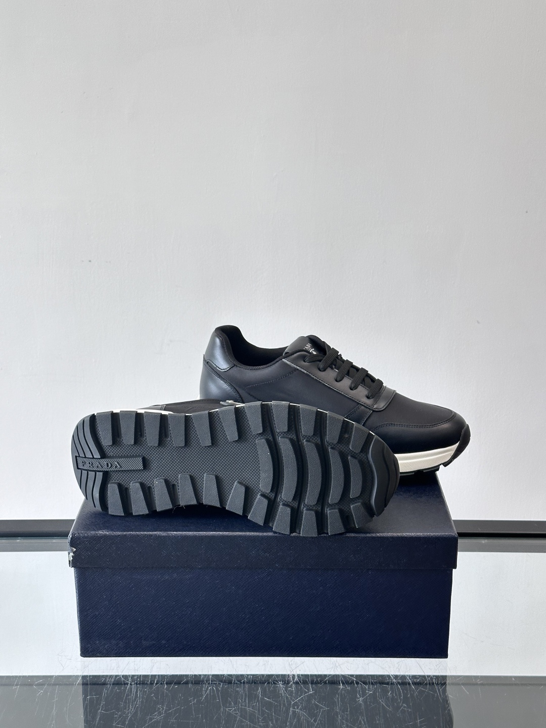 Prada 男士运动休闲鞋这款Prada男士运动休闲鞋👟配色超经典，简约又时髦！鞋面用牛皮革+织物，穿着