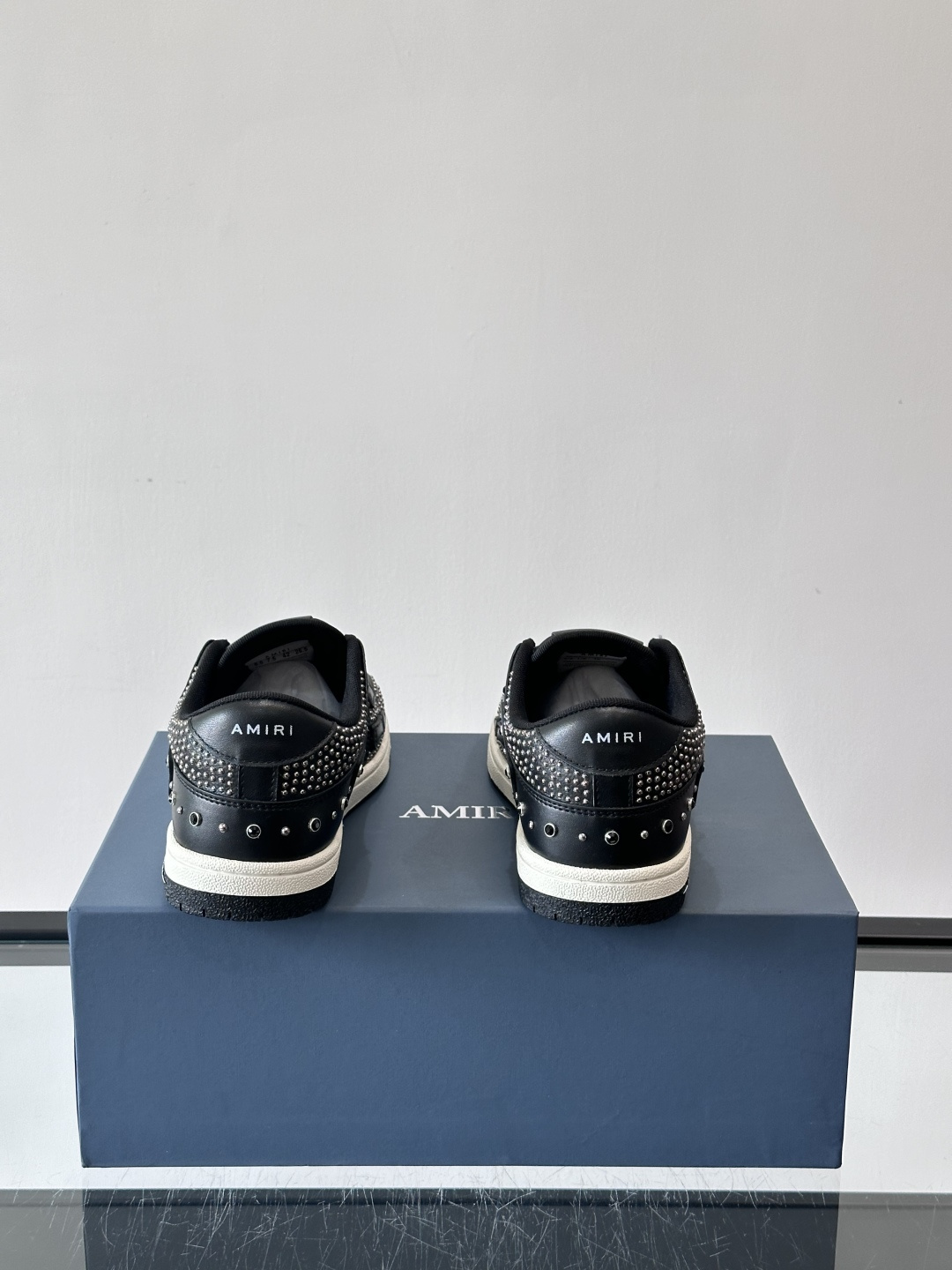 Amiri 铆钉骨头鞋🥰Amiri这款铆钉骨头鞋，黑色皮革鞋面+金属铆钉，超有美式复古街头感！侧面骨头图