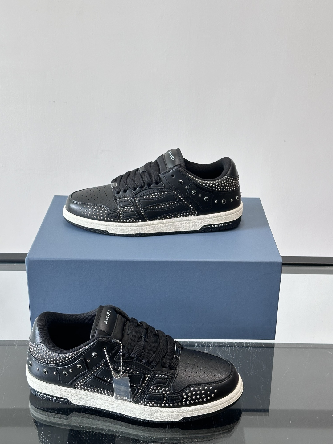 Amiri 铆钉骨头鞋🥰Amiri这款铆钉骨头鞋，黑色皮革鞋面+金属铆钉，超有美式复古街头感！侧面骨头图