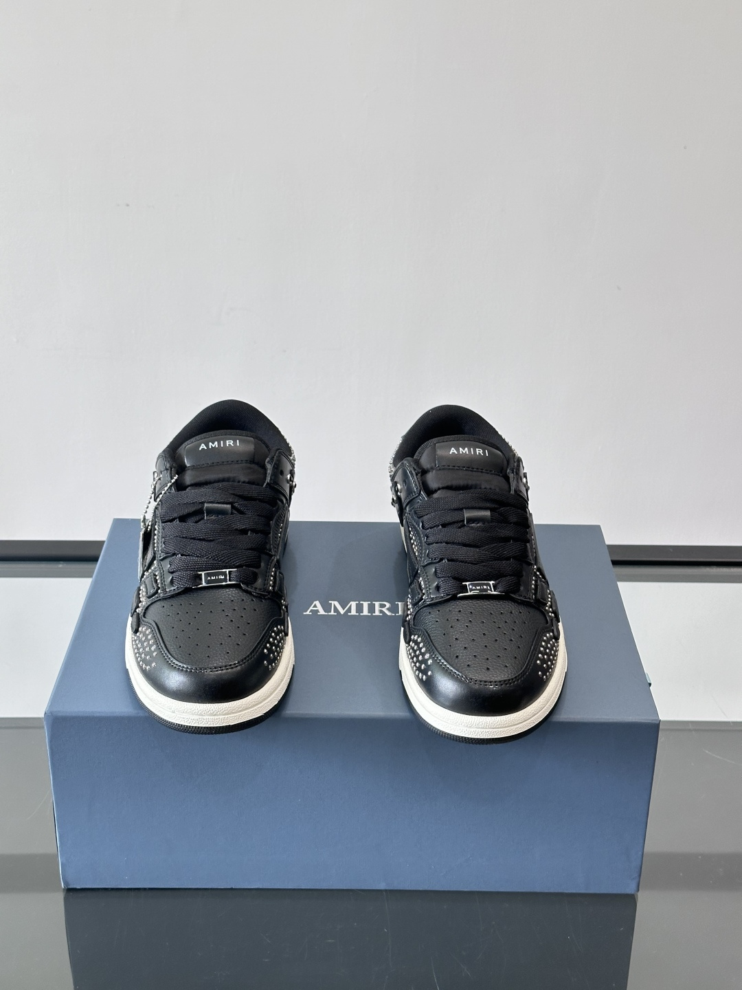 Amiri 铆钉骨头鞋🥰Amiri这款铆钉骨头鞋，黑色皮革鞋面+金属铆钉，超有美式复古街头感！侧面骨头图