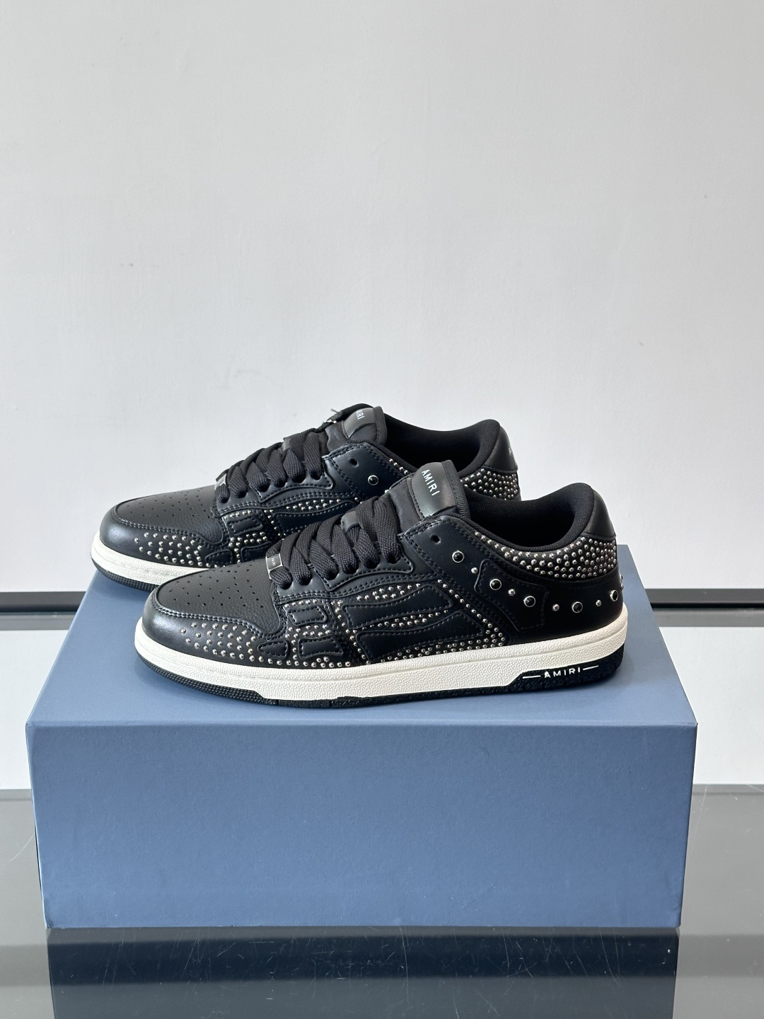 Amiri 铆钉骨头鞋🥰Amiri这款铆钉骨头鞋，黑色皮革鞋面+金属铆钉，超有美式复古街头感！侧面骨头图