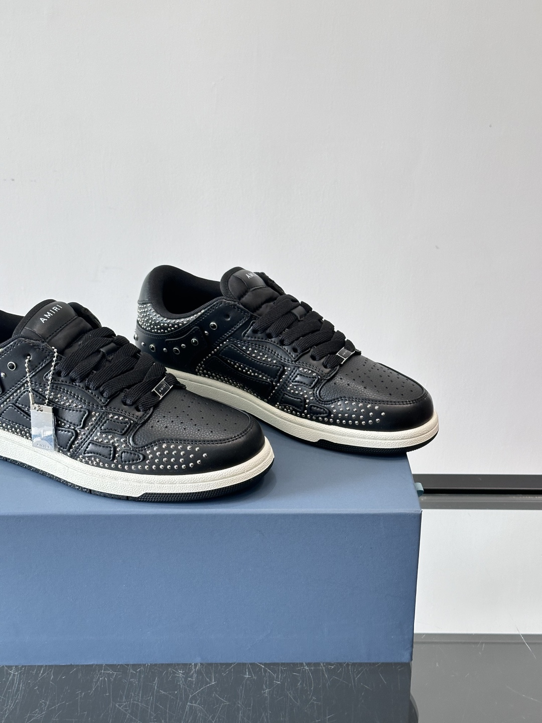 Amiri 铆钉骨头鞋🥰Amiri这款铆钉骨头鞋，黑色皮革鞋面+金属铆钉，超有美式复古街头感！侧面骨头图