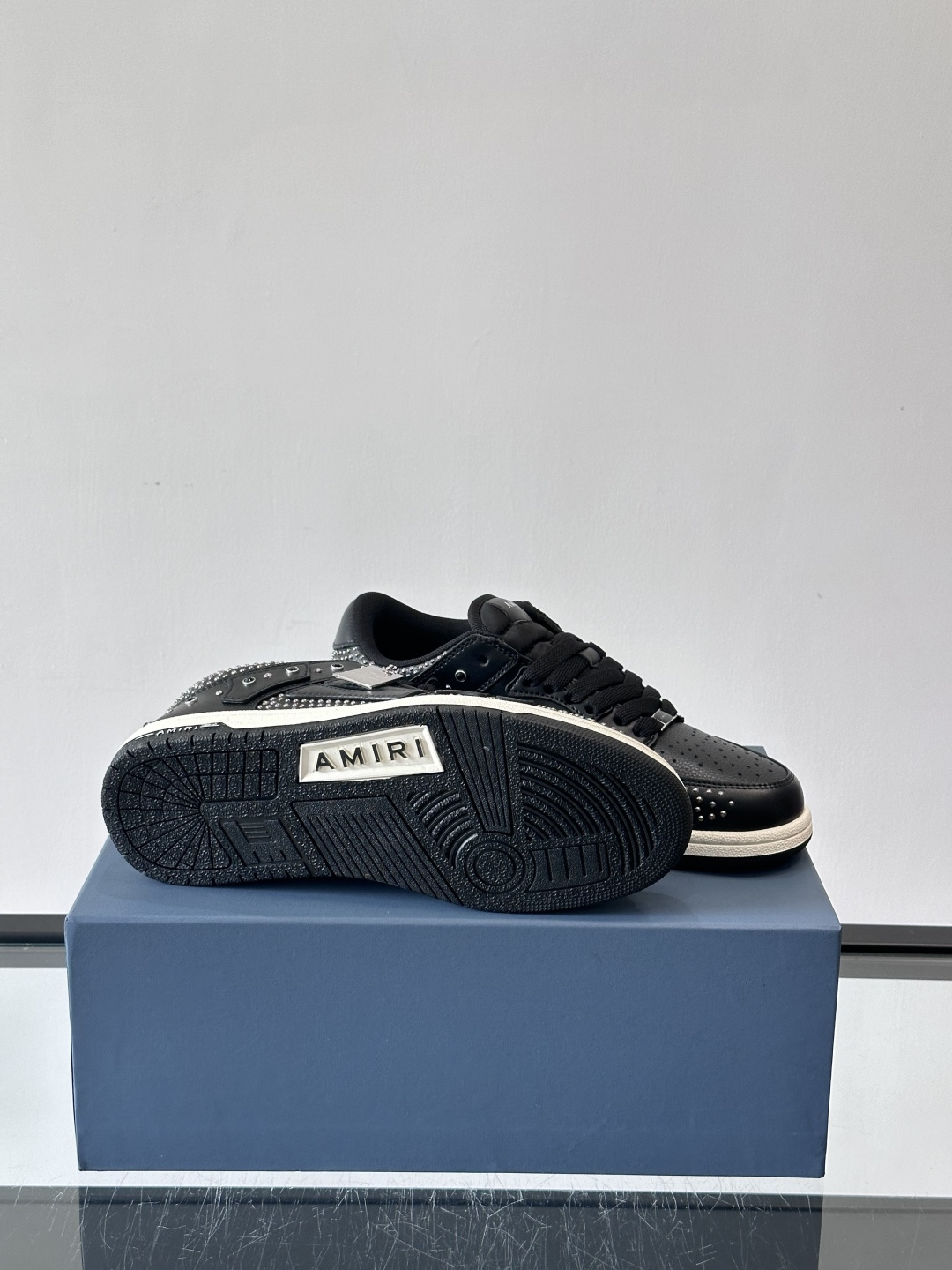Amiri 铆钉骨头鞋🥰Amiri这款铆钉骨头鞋，黑色皮革鞋面+金属铆钉，超有美式复古街头感！侧面骨头图