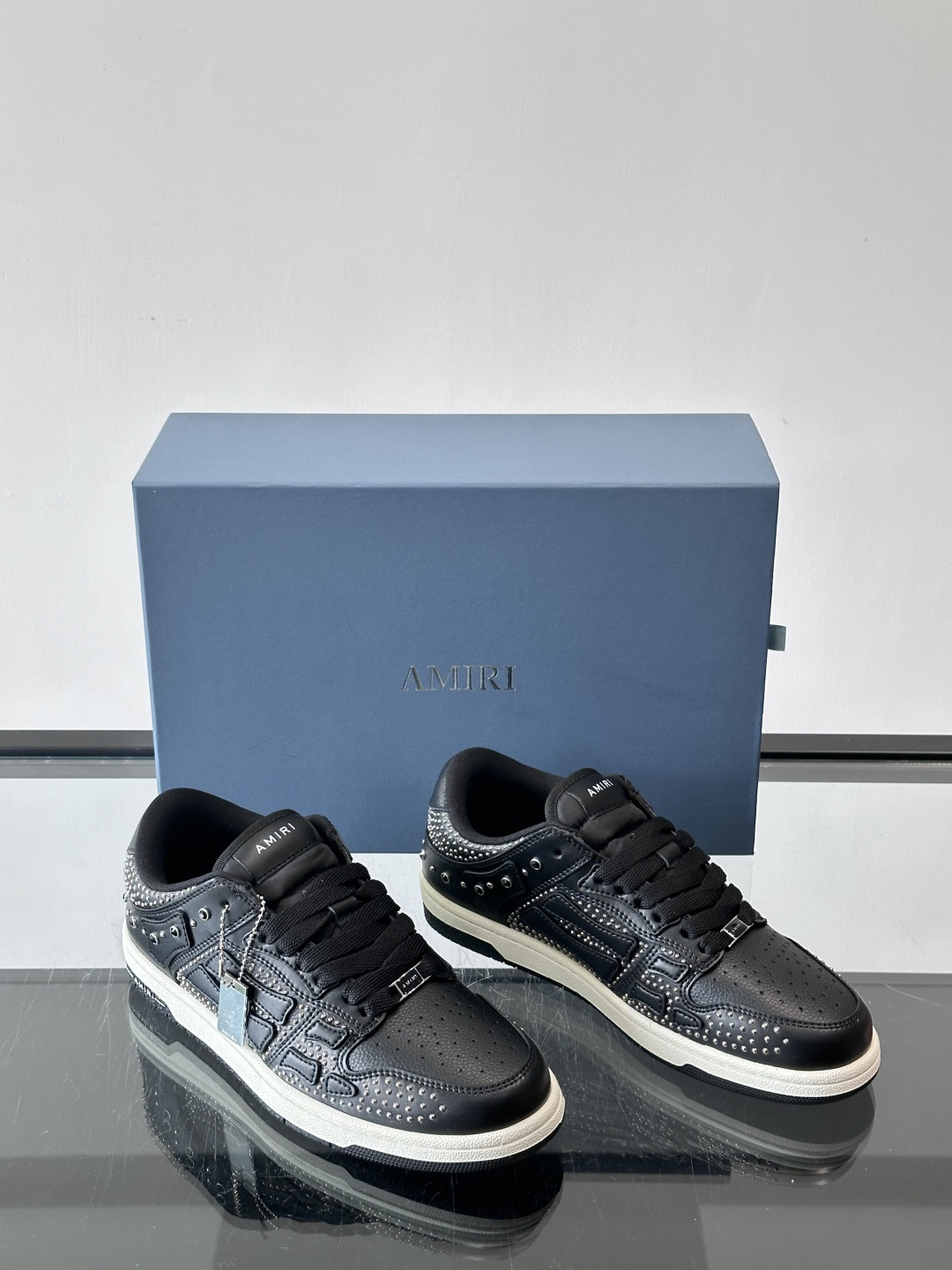 Amiri 铆钉骨头鞋🥰Amiri这款铆钉骨头鞋，黑色皮革鞋面+金属铆钉，超有美式复古街头感！侧面骨头图
