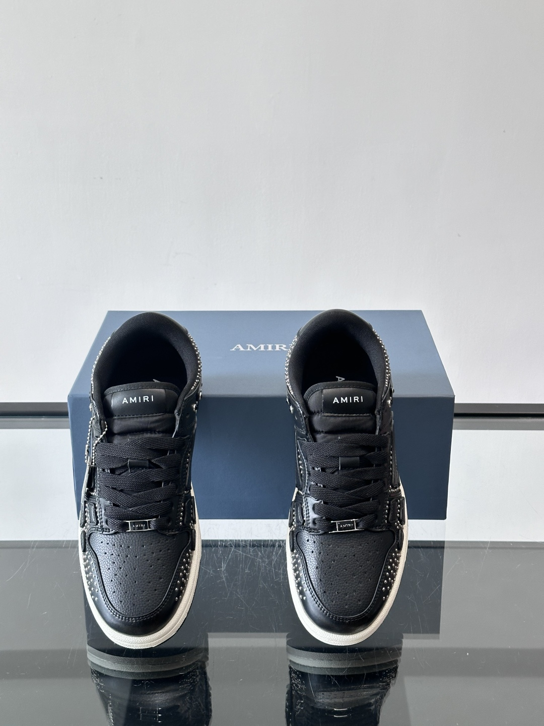 Amiri 铆钉骨头鞋🥰Amiri这款铆钉骨头鞋，黑色皮革鞋面+金属铆钉，超有美式复古街头感！侧面骨头图