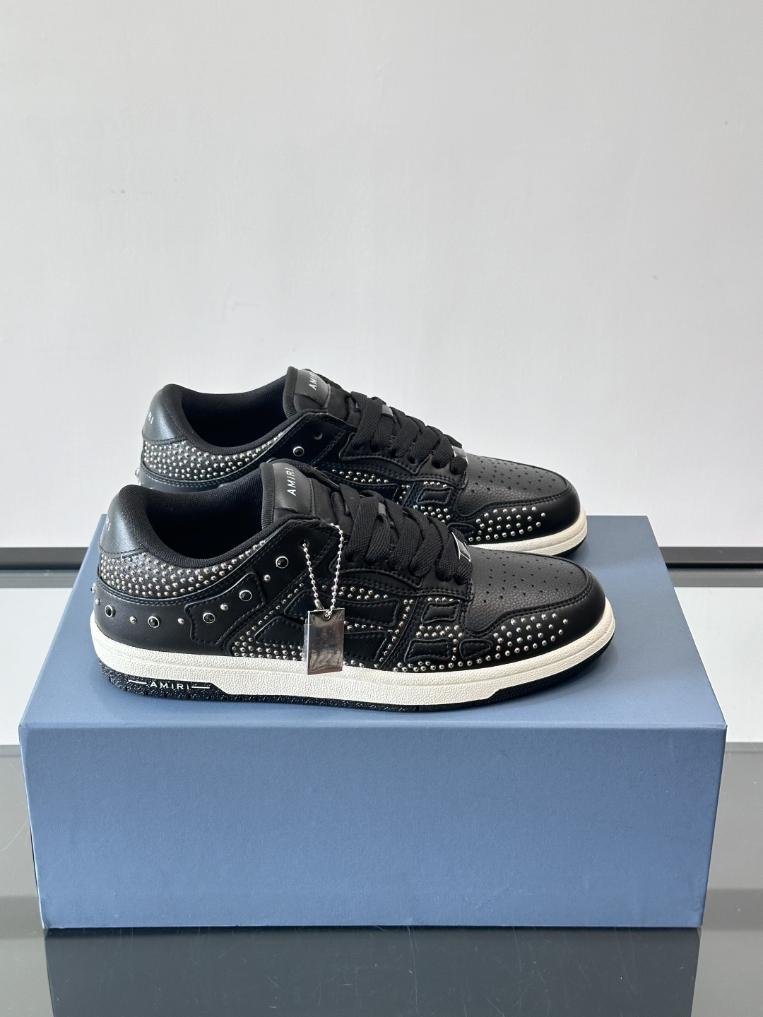 Amiri 铆钉骨头鞋🥰Amiri这款铆钉骨头鞋，黑色皮革鞋面+金属铆钉，超有美式复古街头感！侧面骨头图
