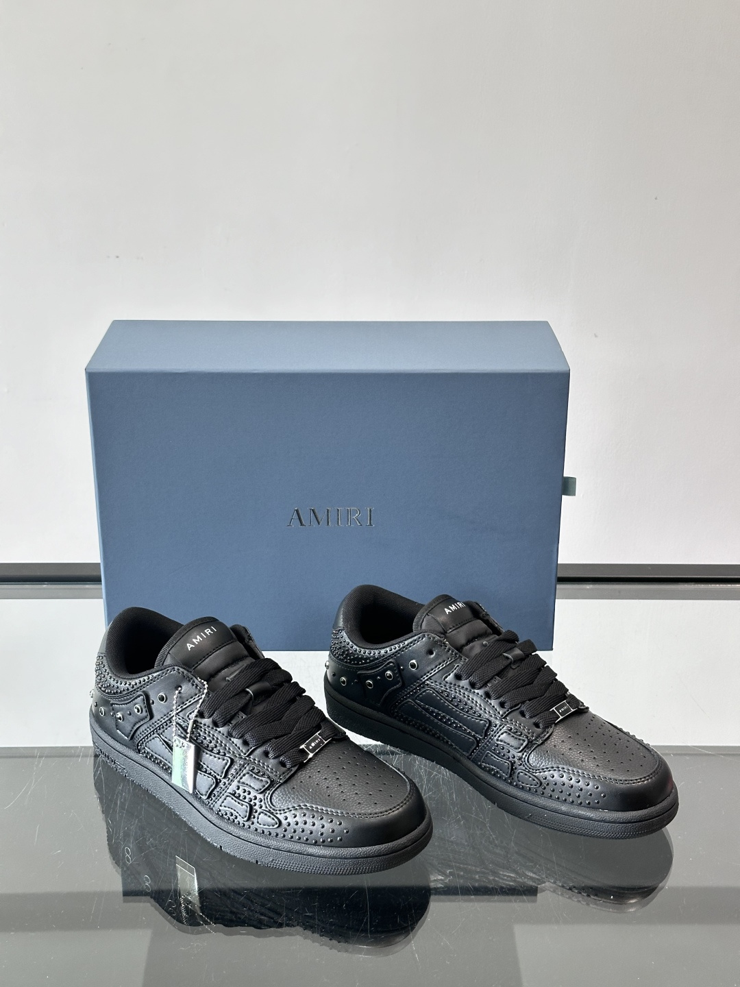 Amiri 铆钉骨头鞋🥰Amiri这款铆钉骨头鞋，黑色皮革鞋面+金属铆钉，超有美式复古街头感！侧面骨头图