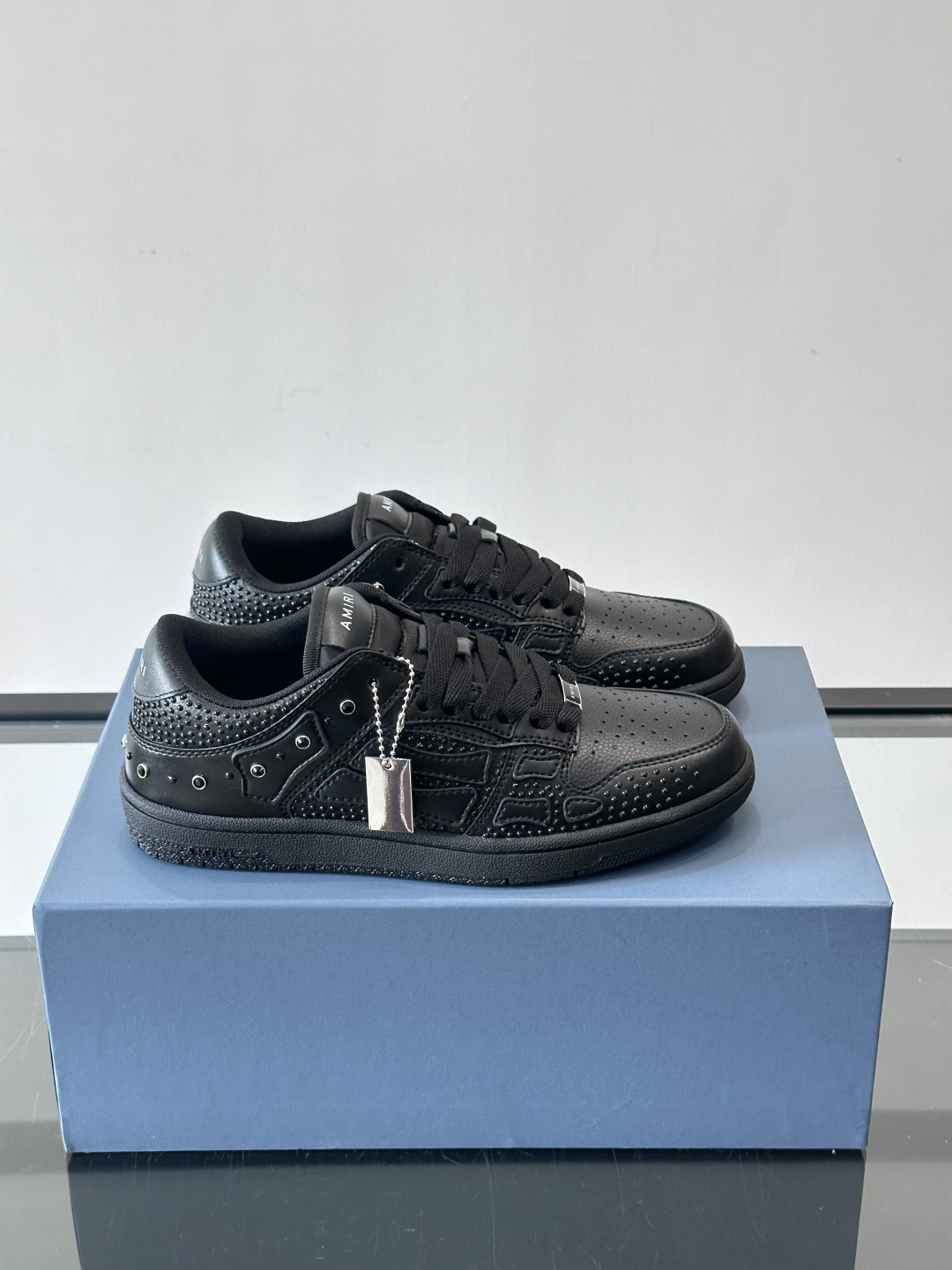 Amiri 铆钉骨头鞋🥰Amiri这款铆钉骨头鞋，黑色皮革鞋面+金属铆钉，超有美式复古街头感！侧面骨头图