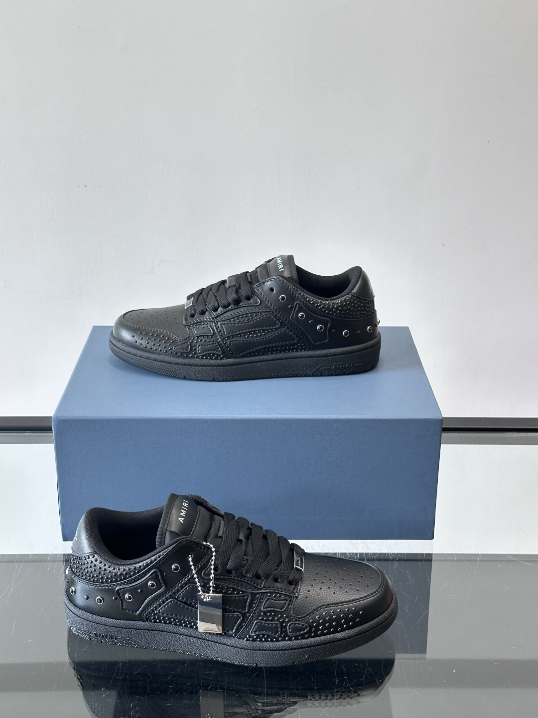 Amiri 铆钉骨头鞋🥰Amiri这款铆钉骨头鞋，黑色皮革鞋面+金属铆钉，超有美式复古街头感！侧面骨头图