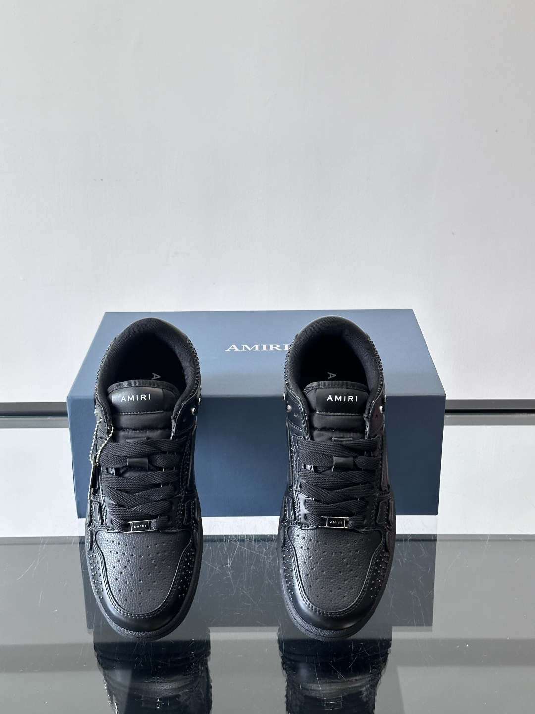 Amiri 铆钉骨头鞋🥰Amiri这款铆钉骨头鞋，黑色皮革鞋面+金属铆钉，超有美式复古街头感！侧面骨头图