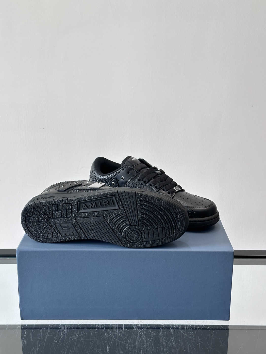 Amiri 铆钉骨头鞋🥰Amiri这款铆钉骨头鞋，黑色皮革鞋面+金属铆钉，超有美式复古街头感！侧面骨头图