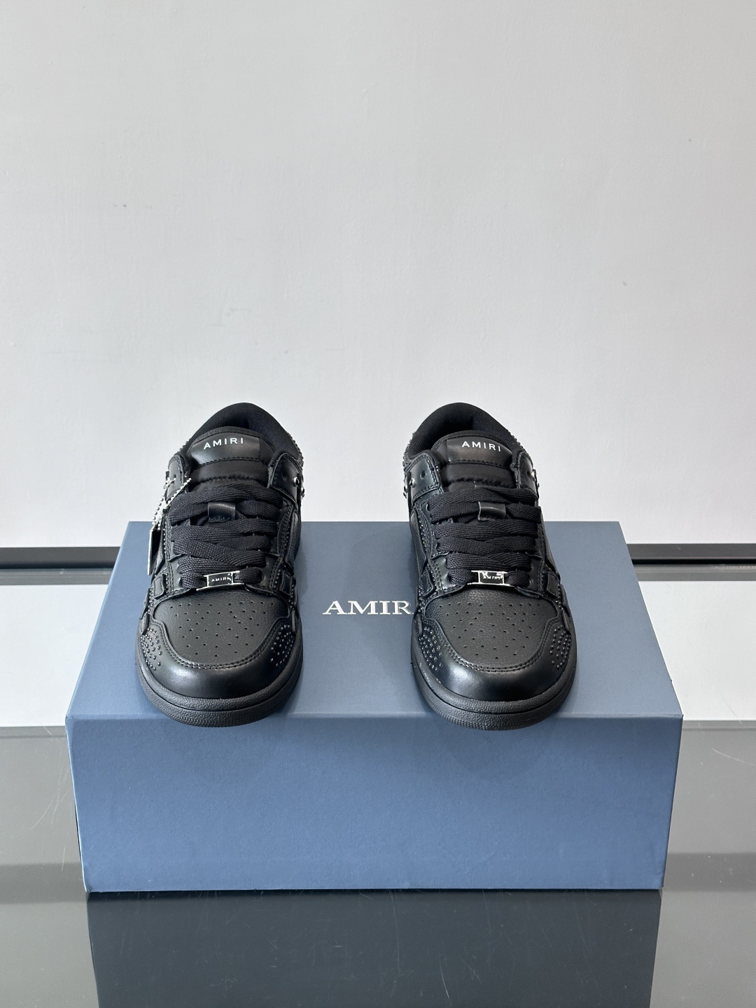 Amiri 铆钉骨头鞋🥰Amiri这款铆钉骨头鞋，黑色皮革鞋面+金属铆钉，超有美式复古街头感！侧面骨头图