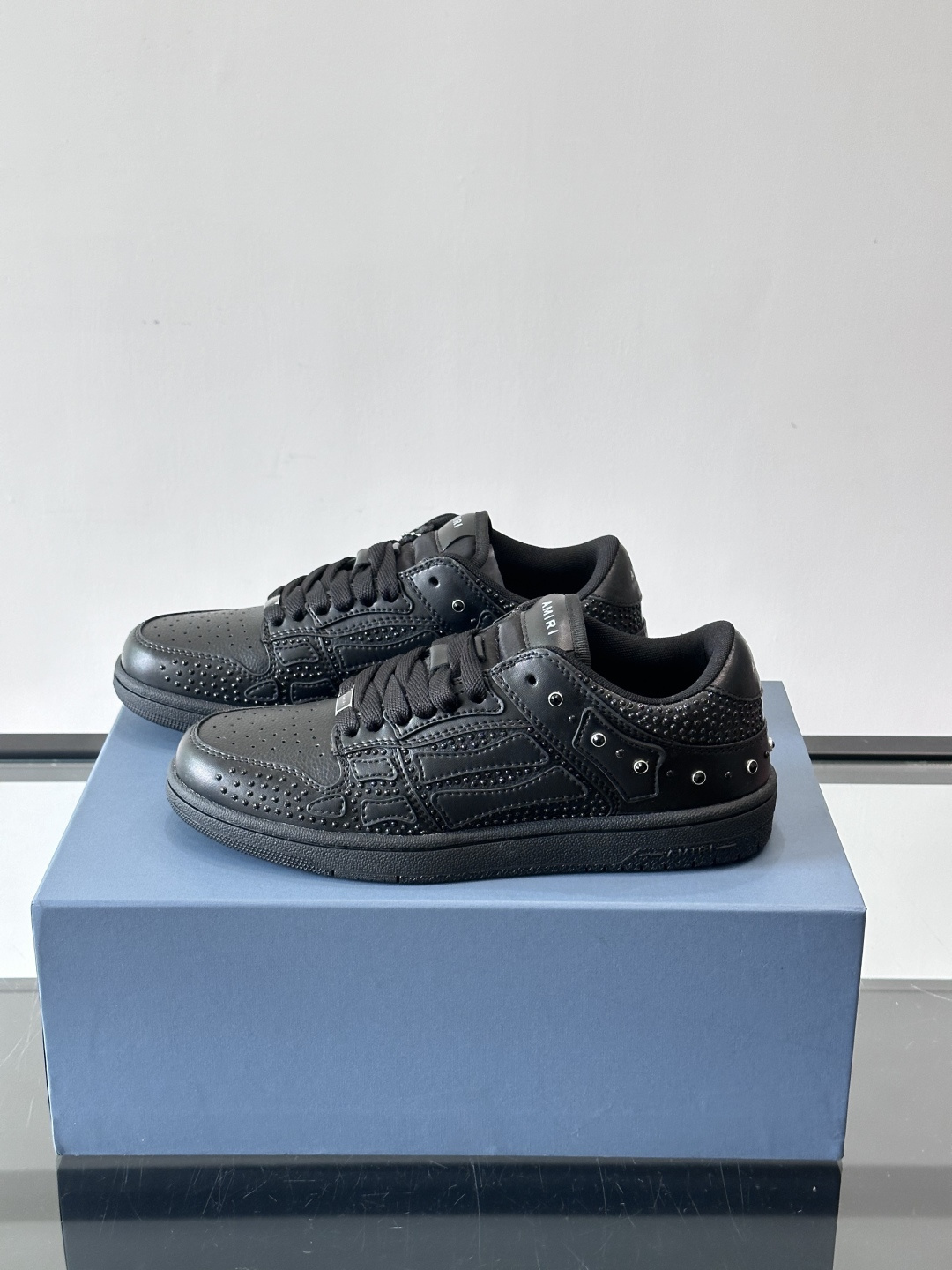 Amiri 铆钉骨头鞋🥰Amiri这款铆钉骨头鞋，黑色皮革鞋面+金属铆钉，超有美式复古街头感！侧面骨头图
