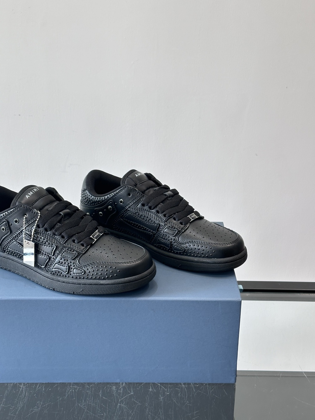 Amiri 铆钉骨头鞋🥰Amiri这款铆钉骨头鞋，黑色皮革鞋面+金属铆钉，超有美式复古街头感！侧面骨头图