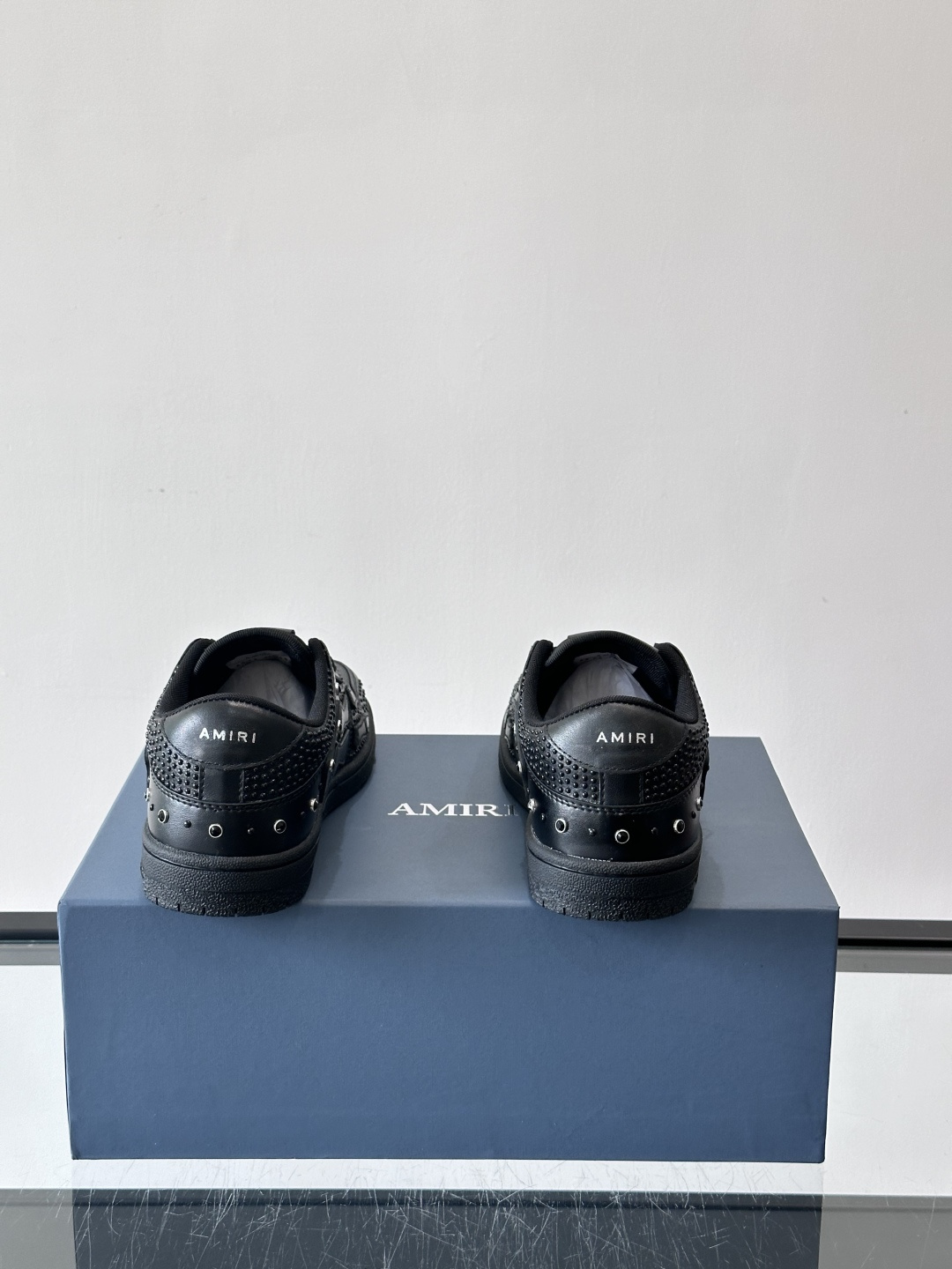 Amiri 铆钉骨头鞋🥰Amiri这款铆钉骨头鞋，黑色皮革鞋面+金属铆钉，超有美式复古街头感！侧面骨头图
