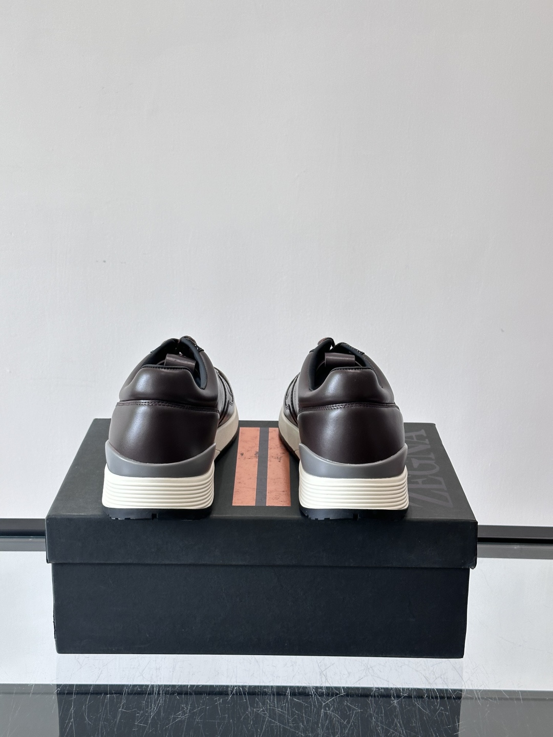 ZEGNA 男士休闲运动鞋，选用优质牛皮，经典缝线，低调又有质感子。厚底设计，穿着舒适还能悄悄增高，通勤