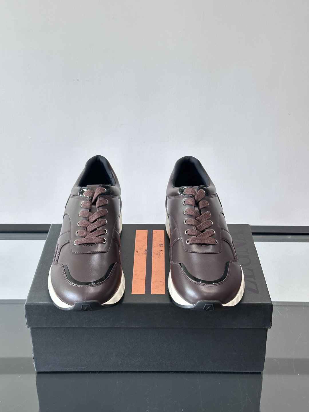 ZEGNA 男士休闲运动鞋，选用优质牛皮，经典缝线，低调又有质感子。厚底设计，穿着舒适还能悄悄增高，通勤