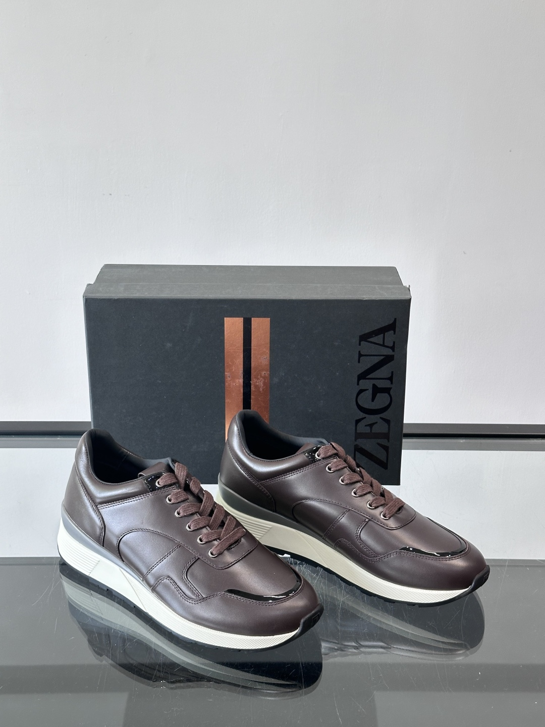 ZEGNA 男士休闲运动鞋，选用优质牛皮，经典缝线，低调又有质感子。厚底设计，穿着舒适还能悄悄增高，通勤