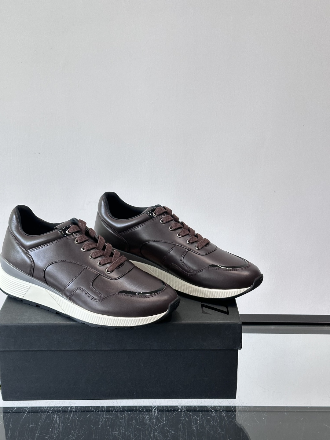 ZEGNA 男士休闲运动鞋，选用优质牛皮，经典缝线，低调又有质感子。厚底设计，穿着舒适还能悄悄增高，通勤