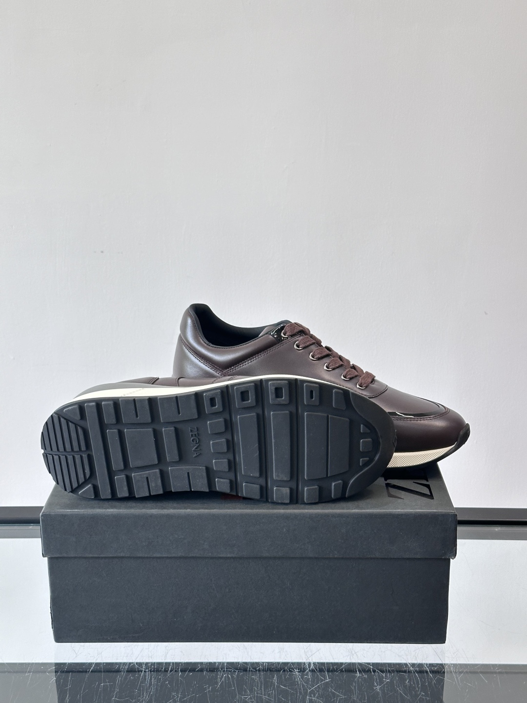 ZEGNA 男士休闲运动鞋，选用优质牛皮，经典缝线，低调又有质感子。厚底设计，穿着舒适还能悄悄增高，通勤