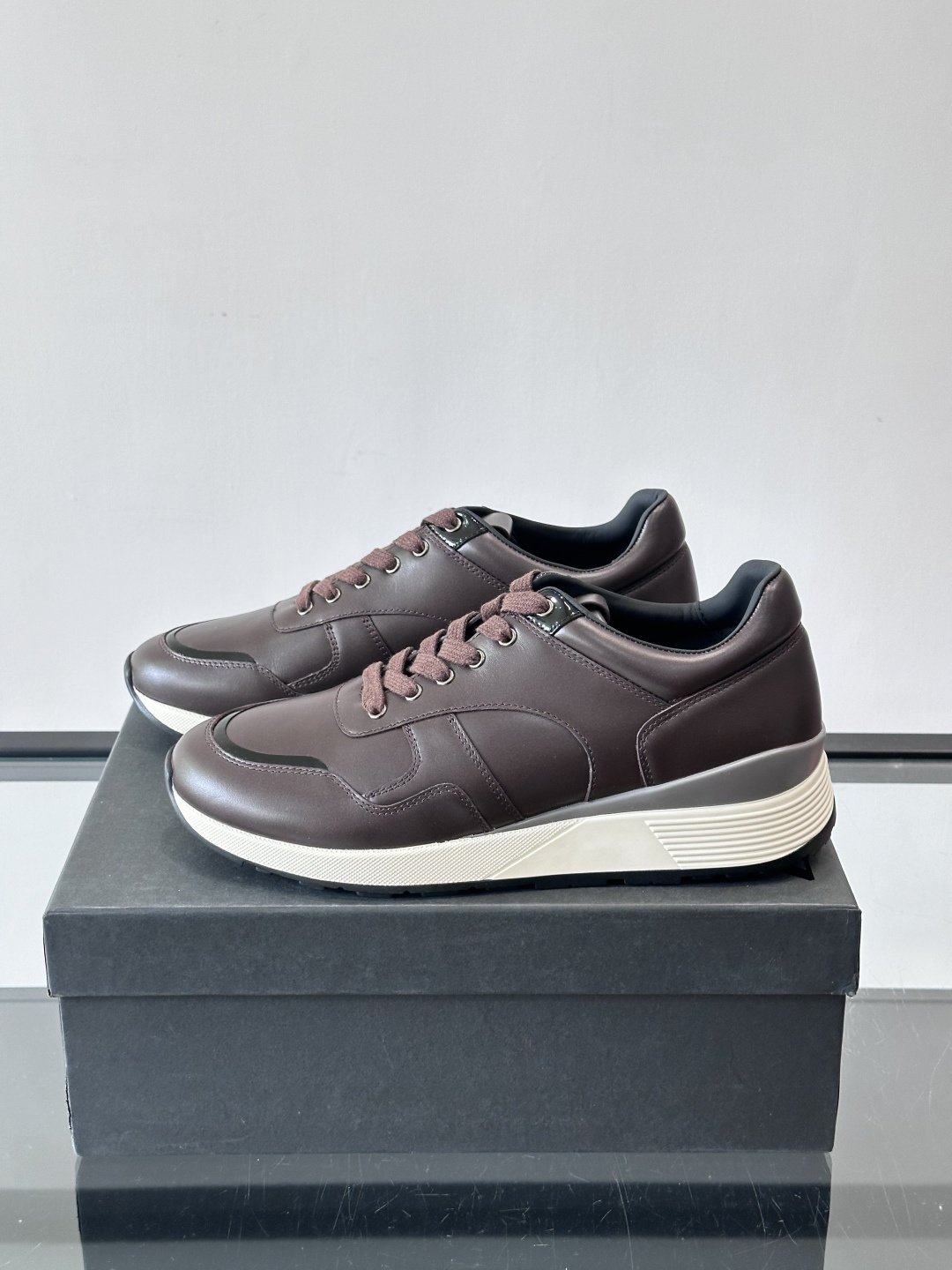 ZEGNA 男士休闲运动鞋，选用优质牛皮，经典缝线，低调又有质感子。厚底设计，穿着舒适还能悄悄增高，通勤