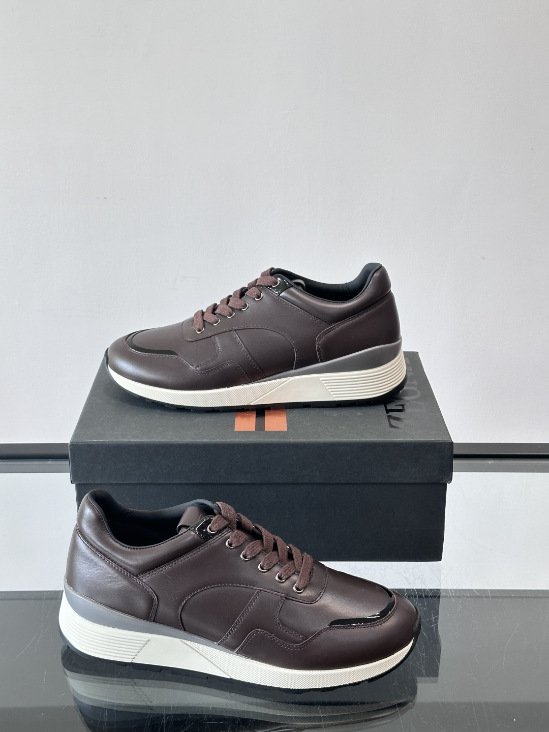 ZEGNA 男士休闲运动鞋，选用优质牛皮，经典缝线，低调又有质感子。厚底设计，穿着舒适还能悄悄增高，通勤